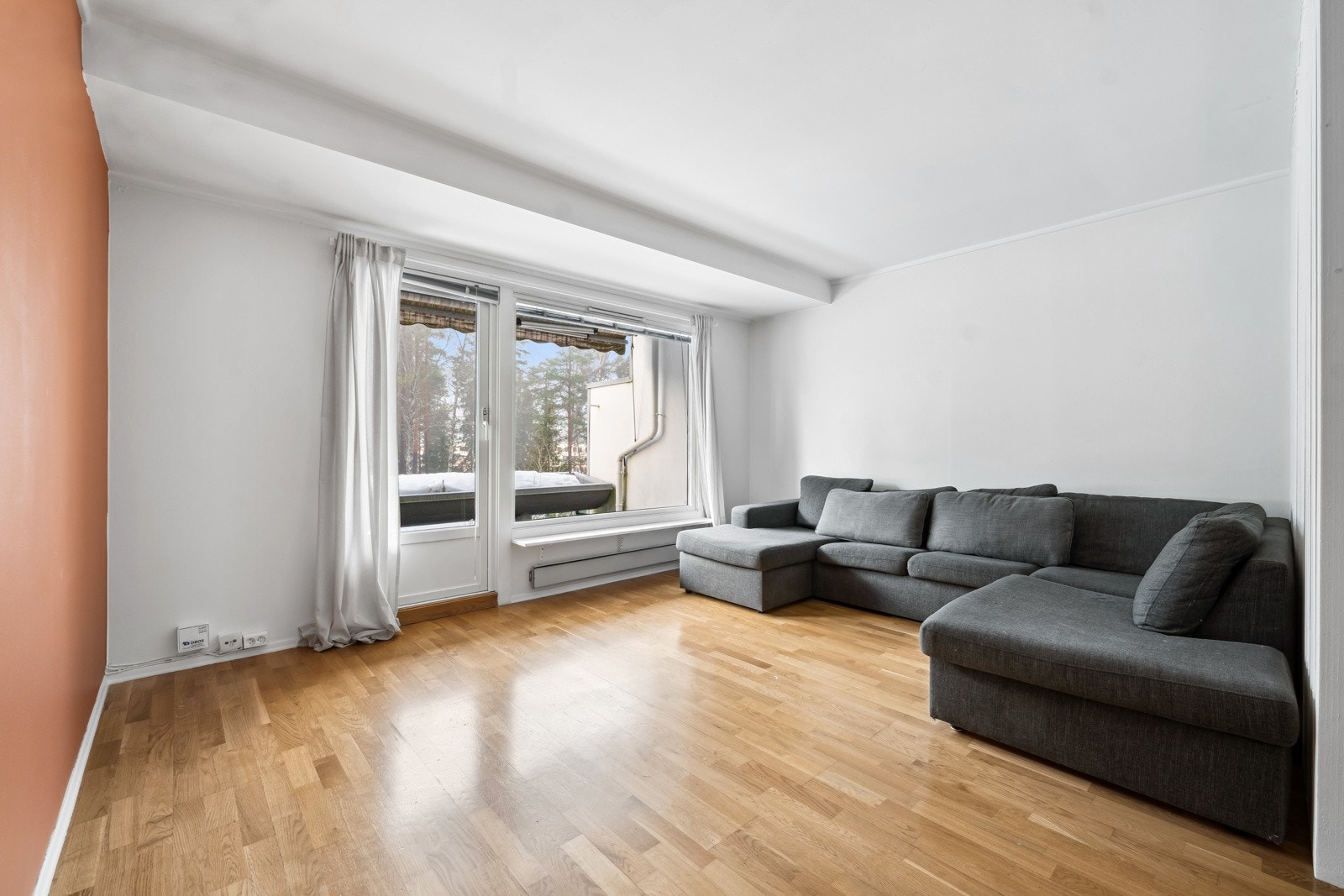 Stuen er av særdeles god størrelse, her er det mulighet for både spisestue og salong. Galleribilde