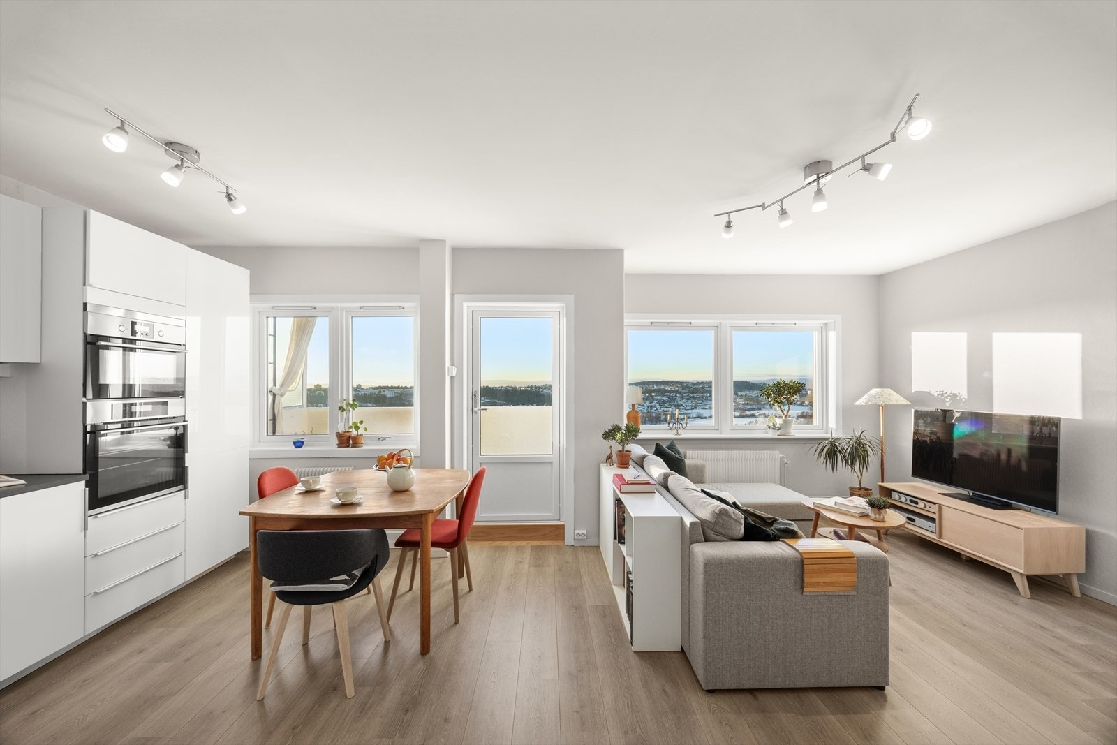 God planløsning med plass til både sofagruppe og spisegruppe. Det også utgang til solrik vestvendt balkong med meget flott utsikt! Galleribilde