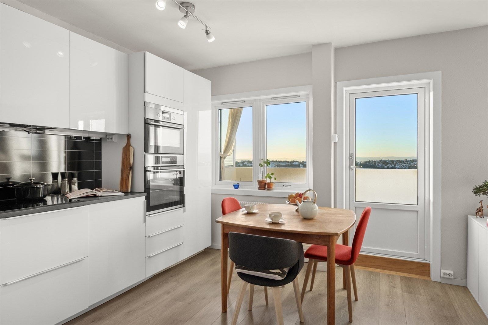 Plass til spisebord hvor man kan nyte utsikten Galleribilde