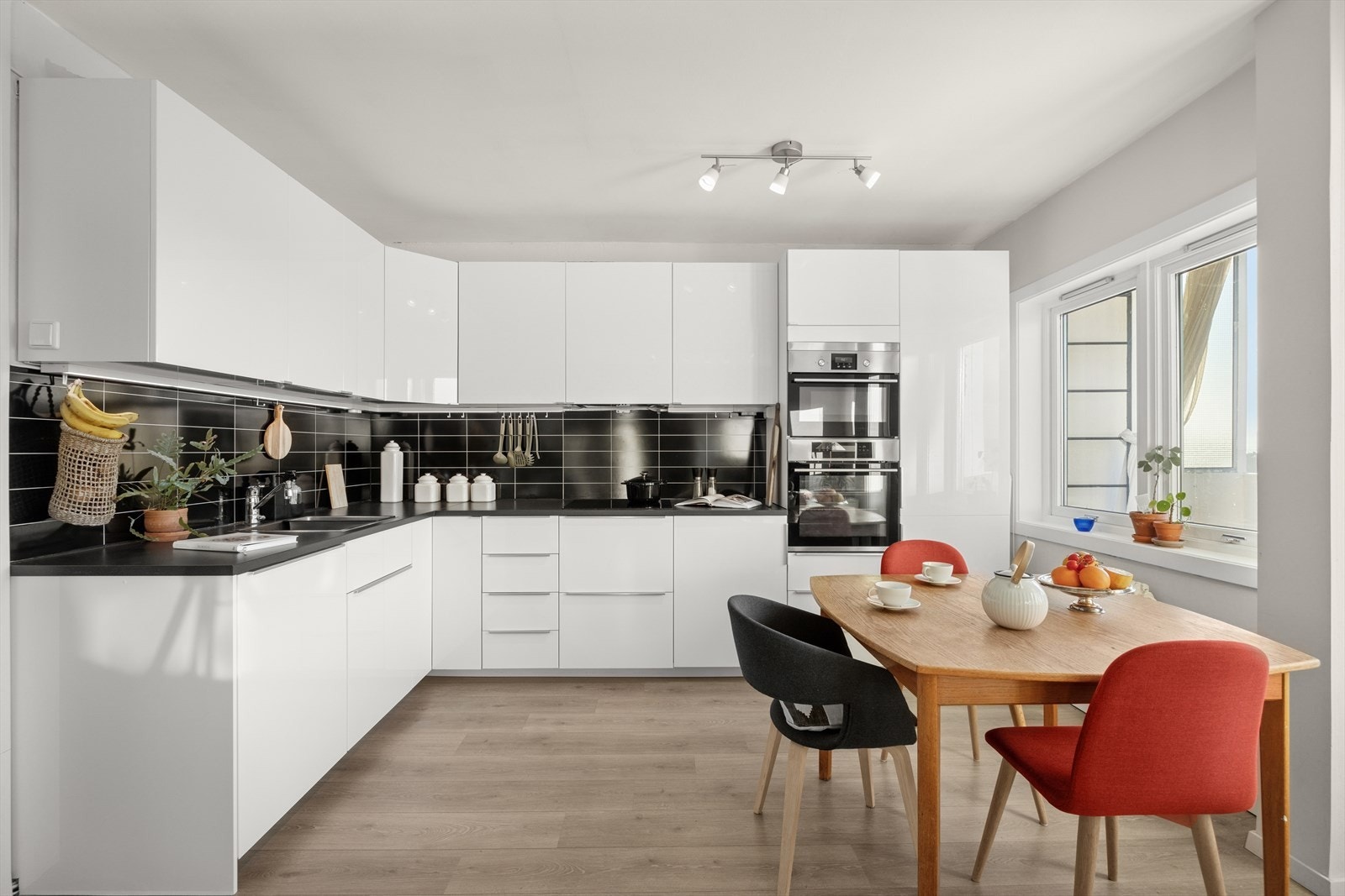 Pent og klassisk IKEA kjøkken fra 2015 med godt med skap og benkeplass. Det er oppvaskmaskin og vaskemaskin i kjøkkeninnredningen. Galleribilde