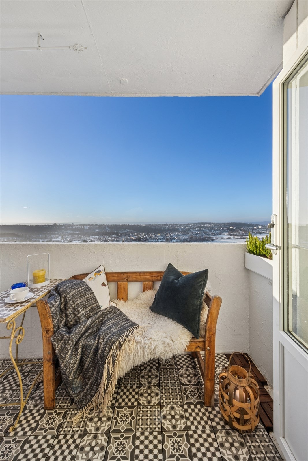 Utgang fra kjøkken/stue til solrik vestvendt balkong med flott utsikt og gode solforhold. Galleribilde