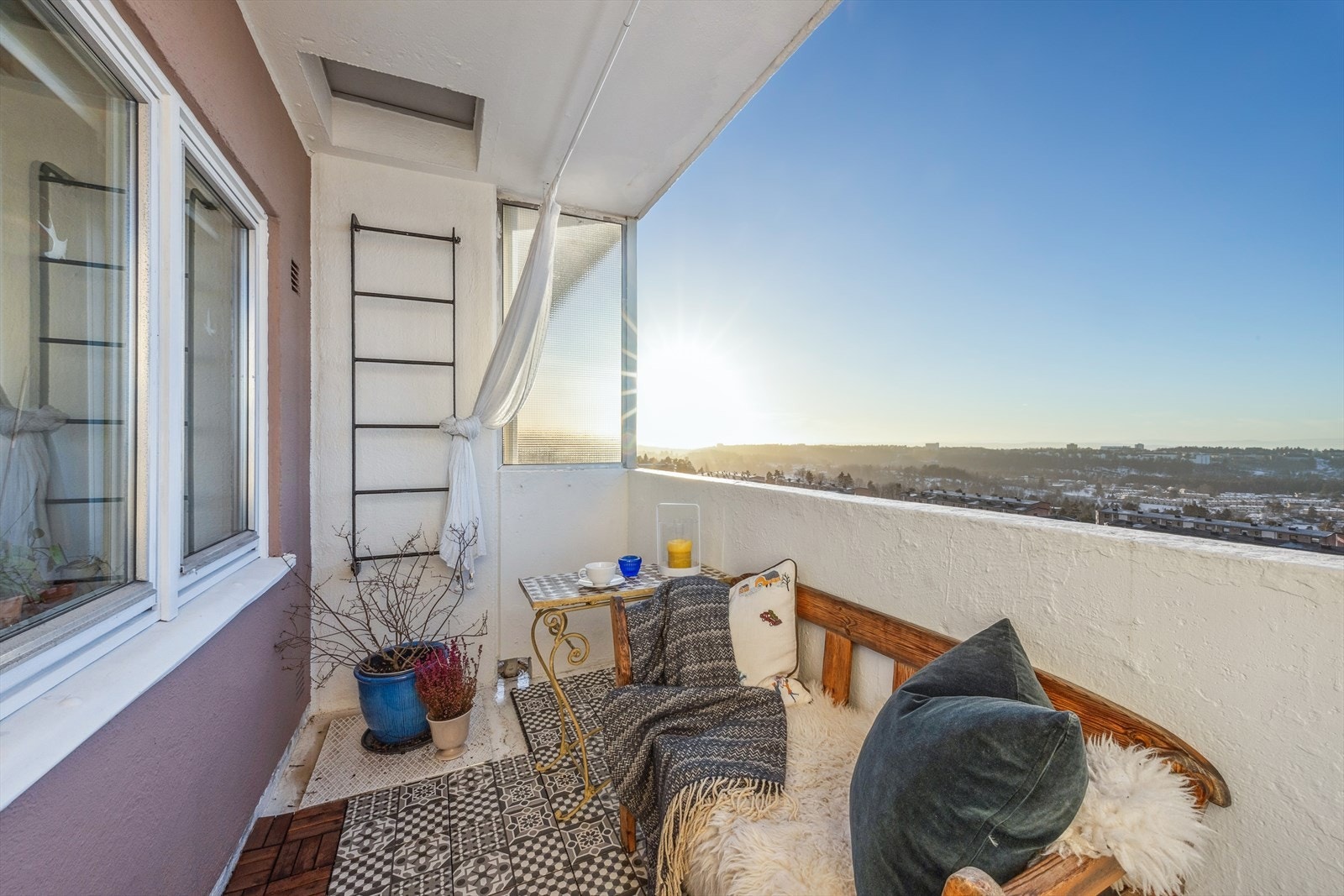 Hyggelig balkong på ca 5 kvm med gode solforhold. Galleribilde