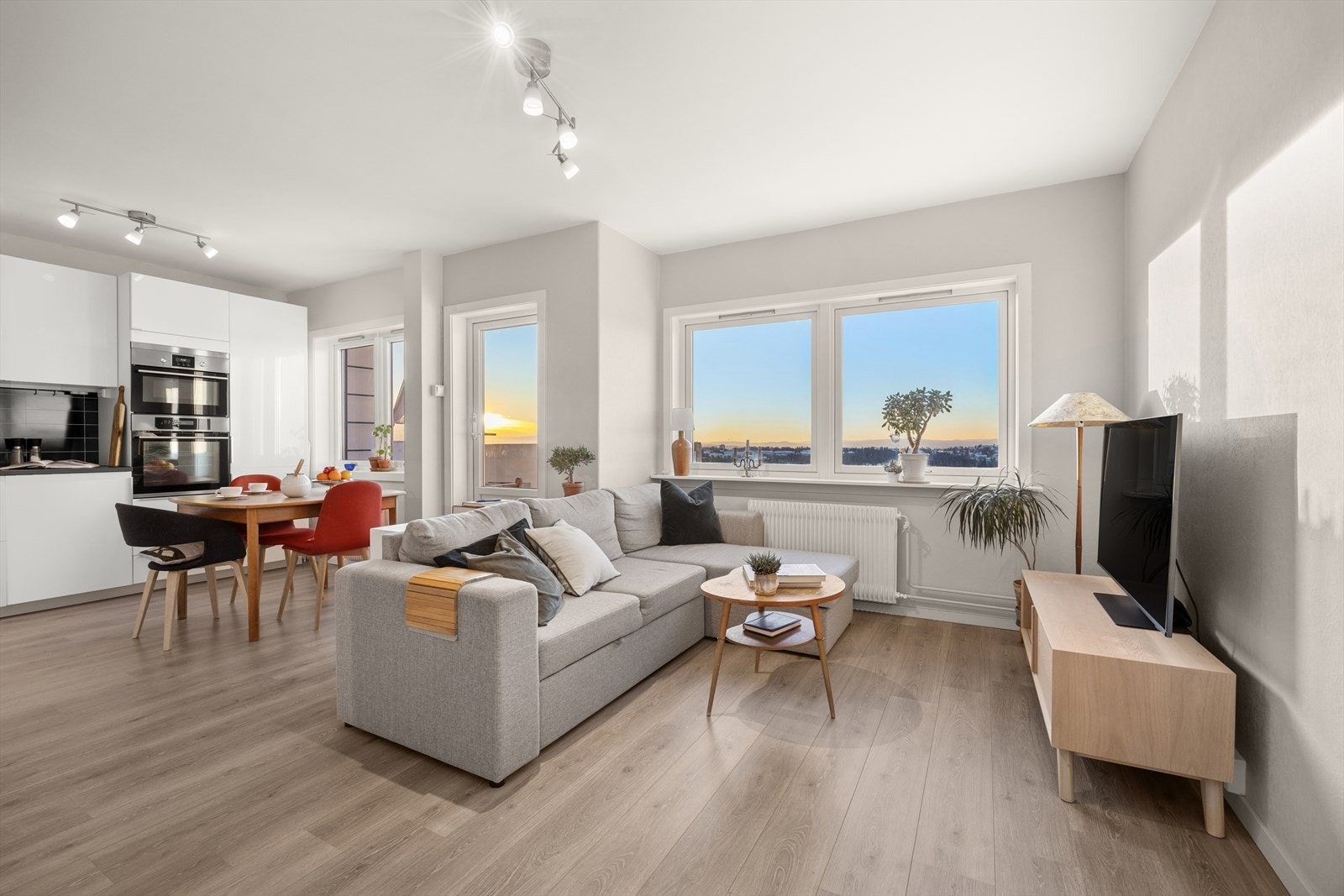 Her er det god plass til både sofa og tv-seksjon. Galleribilde