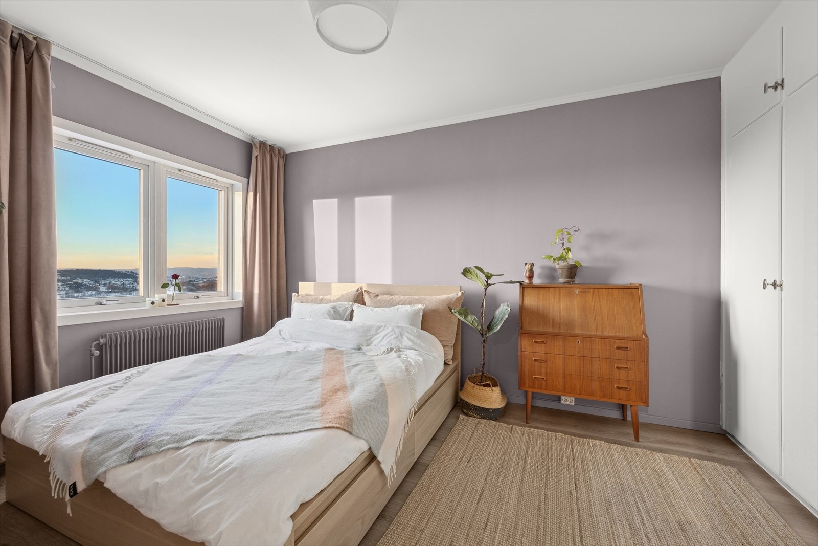 Romslig og innbydende romslig soverom med plass til dobbeltseng og tilhørende møblement. Galleribilde