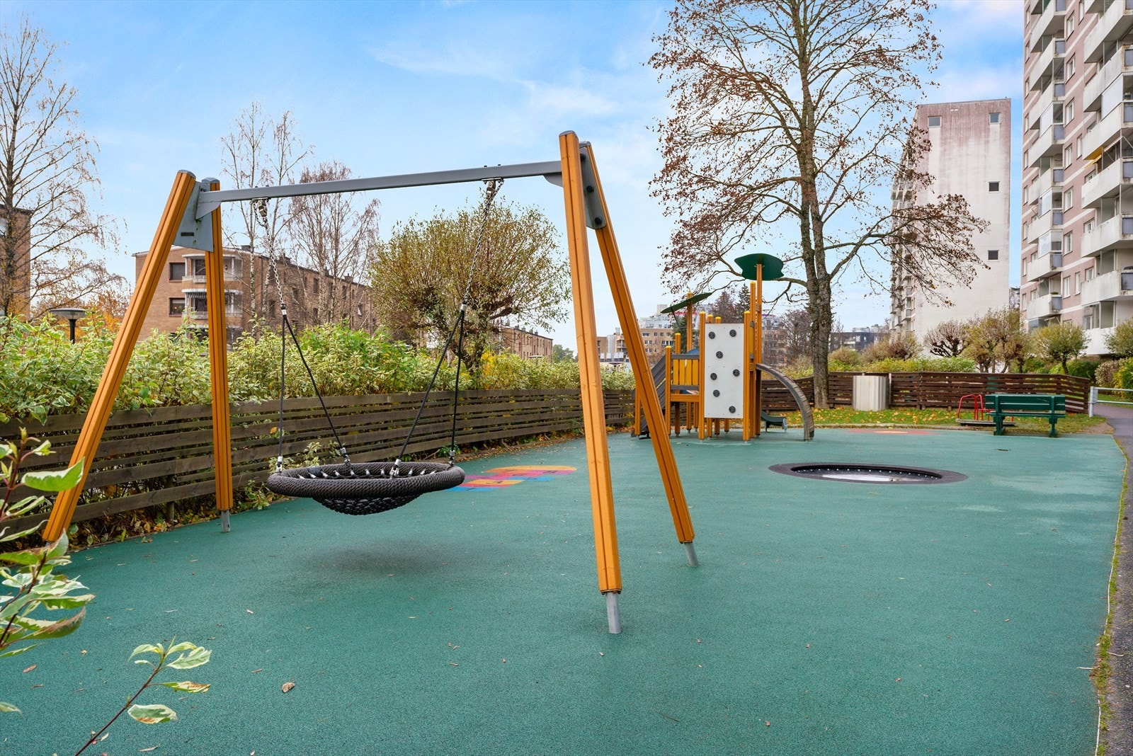 Felles tomt for borettslaget som er pent beplantet med trær, busker, diverse blomster og plenarealer. Tomten er barnevennlig med lekeplass for de minste, sittegrupper og utegriller til felles benyttelse for beboere. Galleribilde