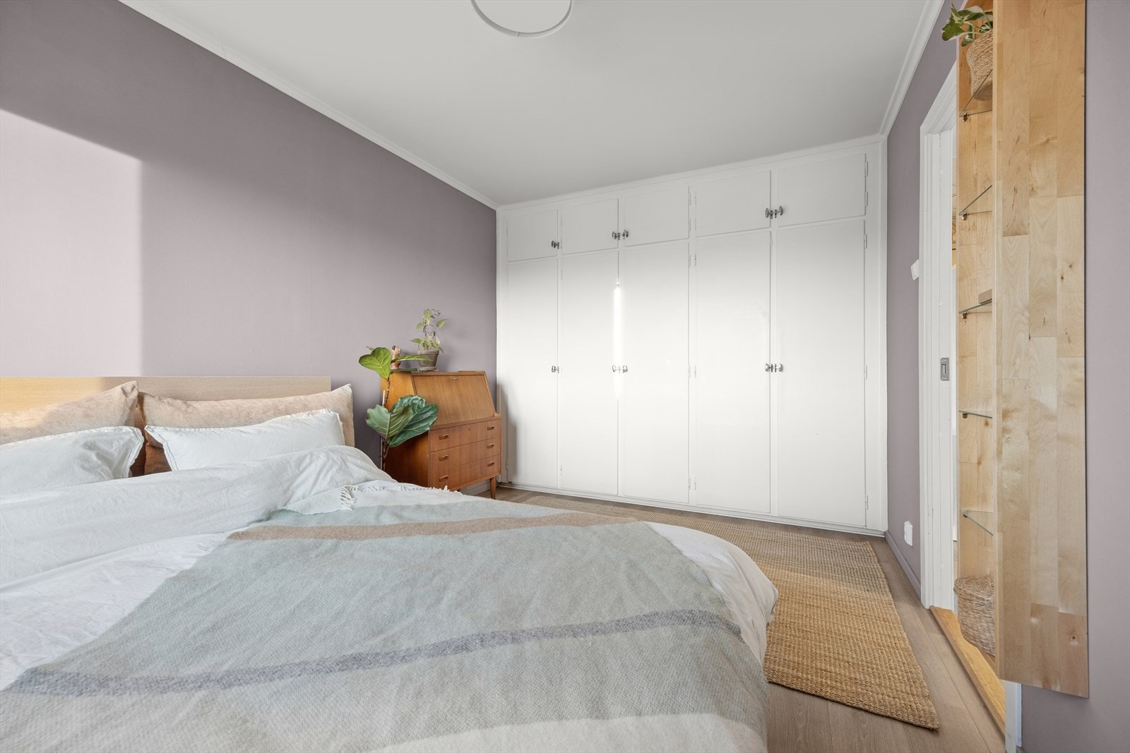 God skapplass på soverommet med innebyggde skap. Galleribilde