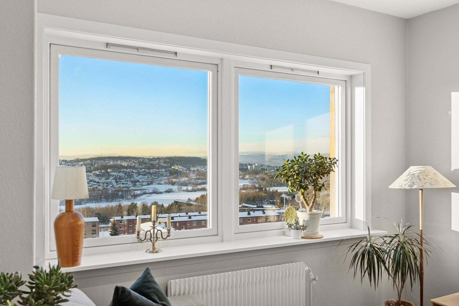 Fra alle vinduer i leiligheten er det flott utsikt mot nærområdet og Oslo Galleribilde