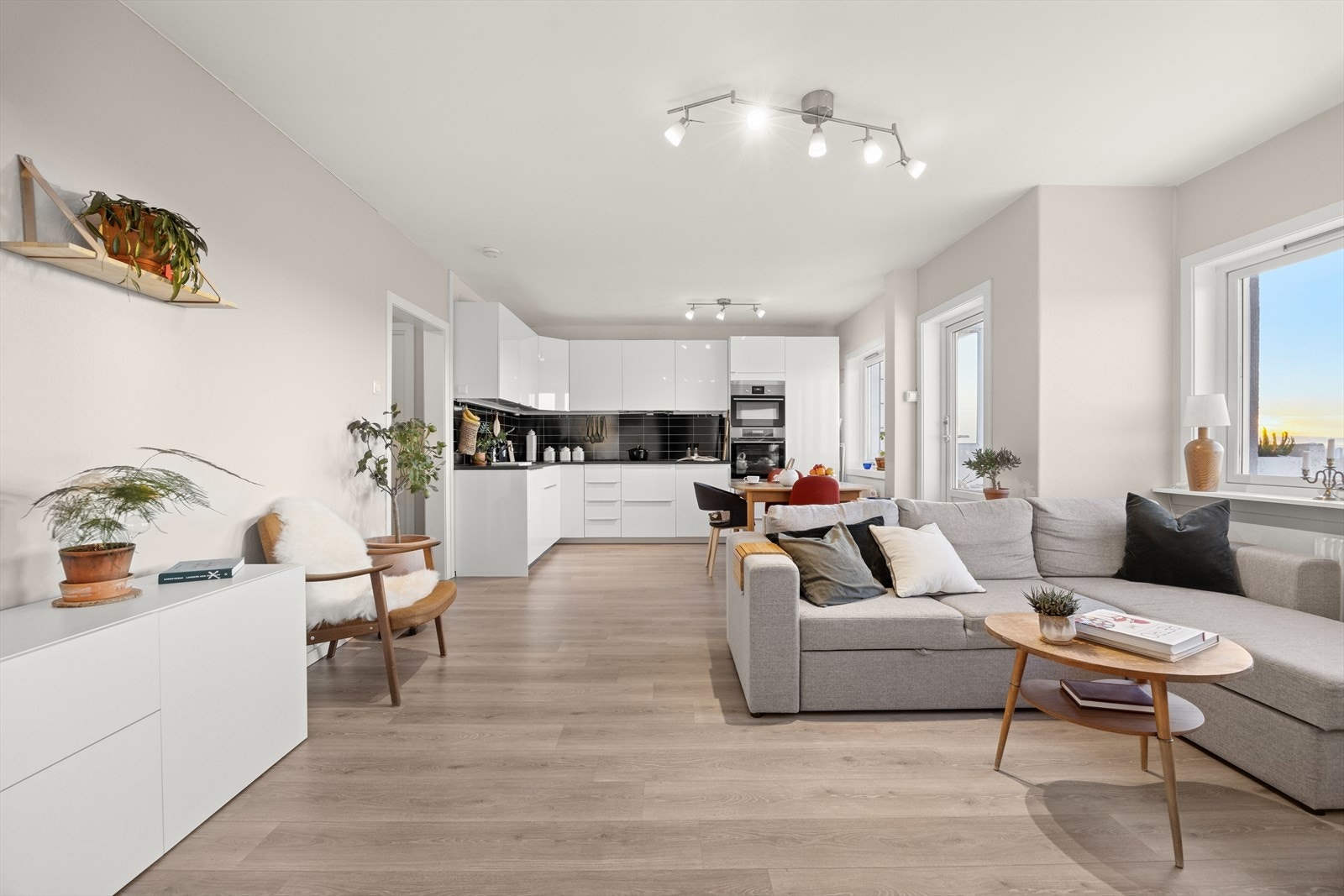 Lys og fin stue med åpen løsning mot kjøkkenet. Veggene er malt i 2025. Gulv i laminat fra 2015. Galleribilde