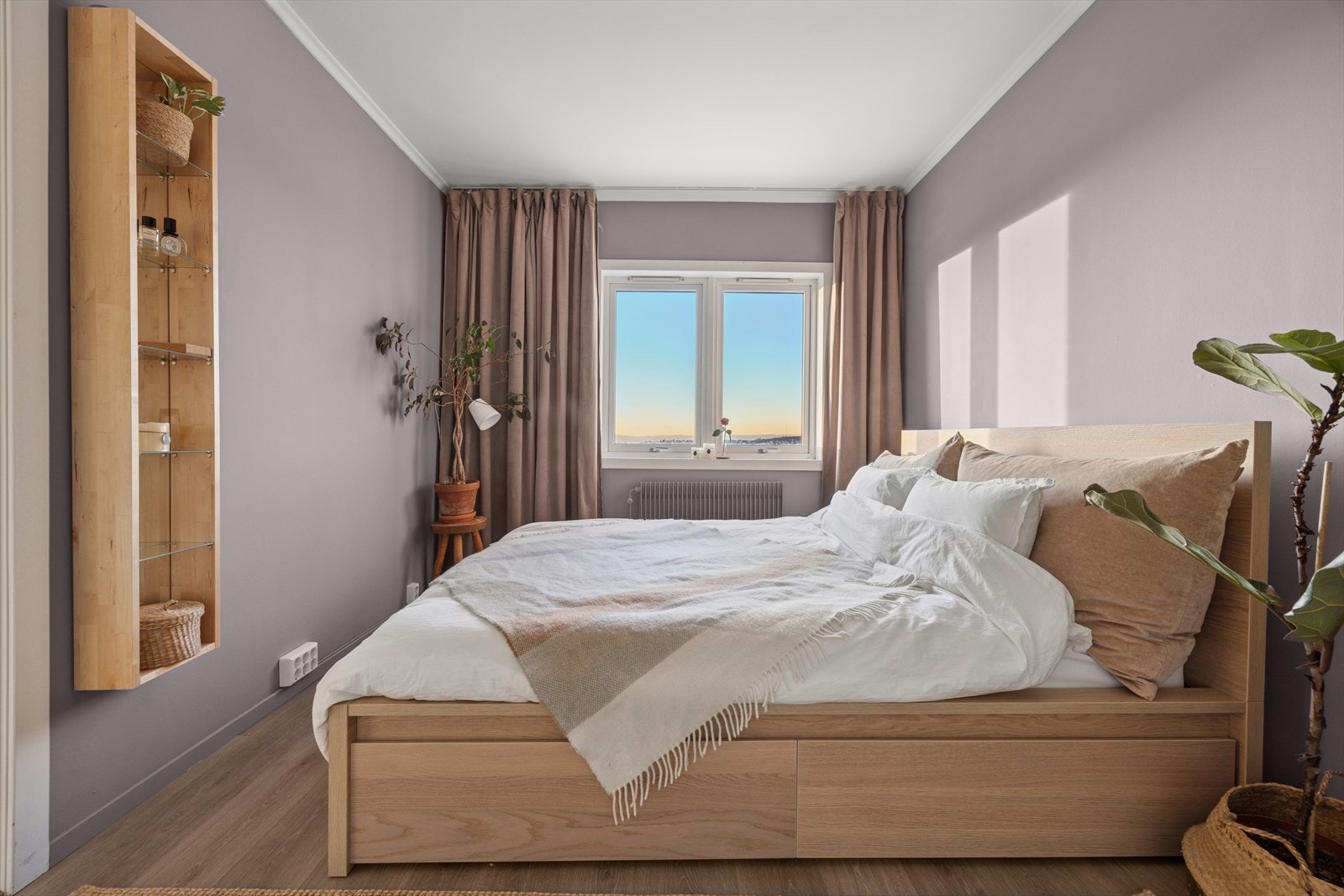 Duse farger på veggene gir soverommet en fin atmosfære. Galleribilde