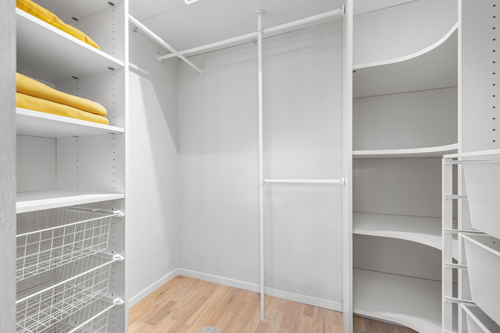 Garderoberom med adkomst fra soverom. Innredning med hyller, stenger og trådkurver Galleribilde
