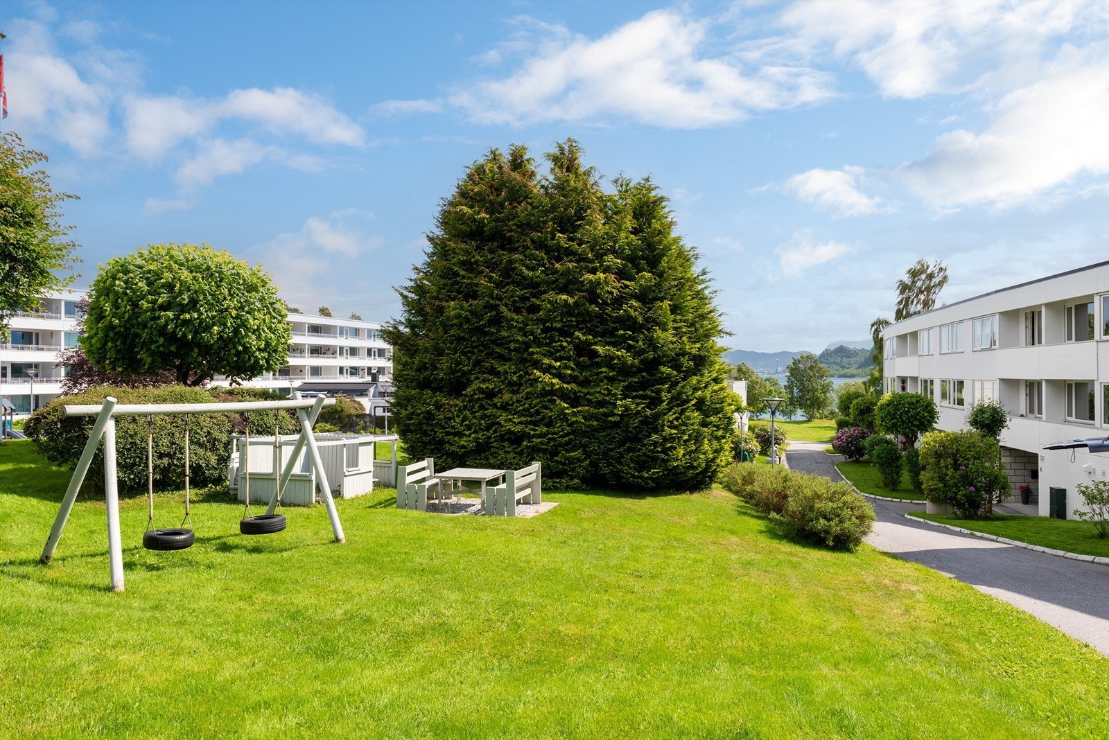 Flotte opparbeidede friområder med lekeplasser og sitteplasser i borettslaget Galleribilde