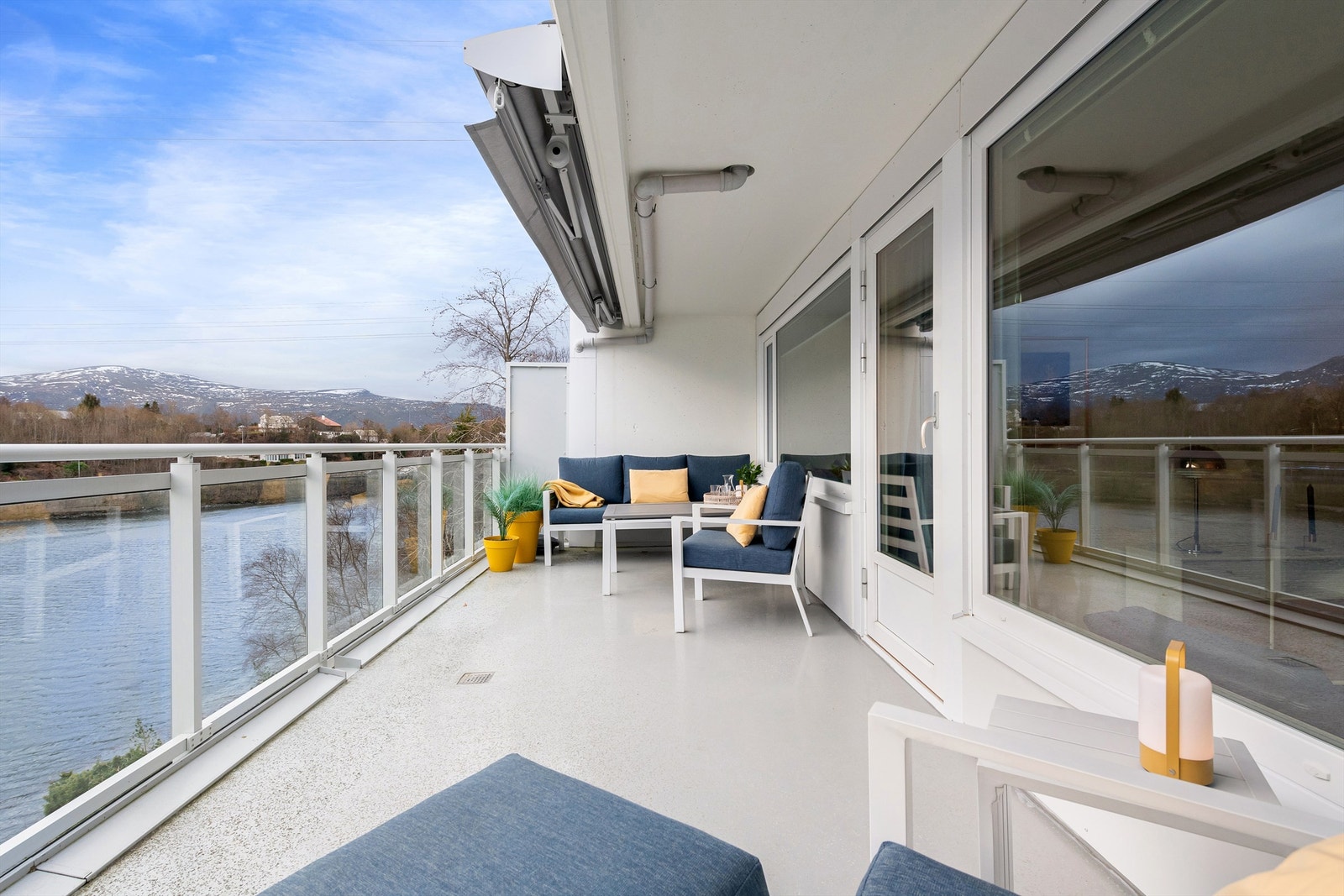 Terrasse på 16 m2 med god plass til utemøbler Galleribilde