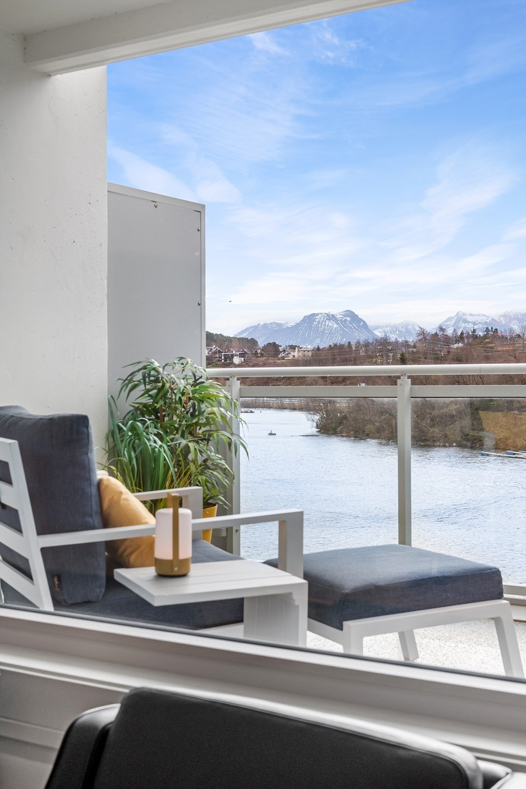 Flott utsikt mot fjord og fjell fra terrassen - levegg mot naboer Galleribilde