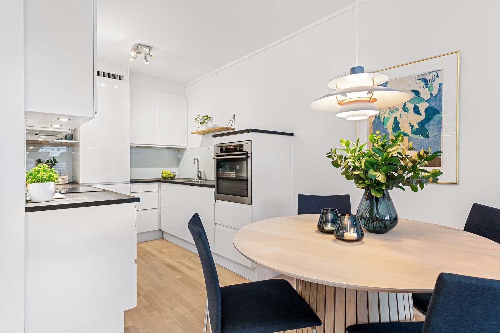 Flott kjøkkeninnredning fra HTH med hvitevarer og plass til spisebord Galleribilde