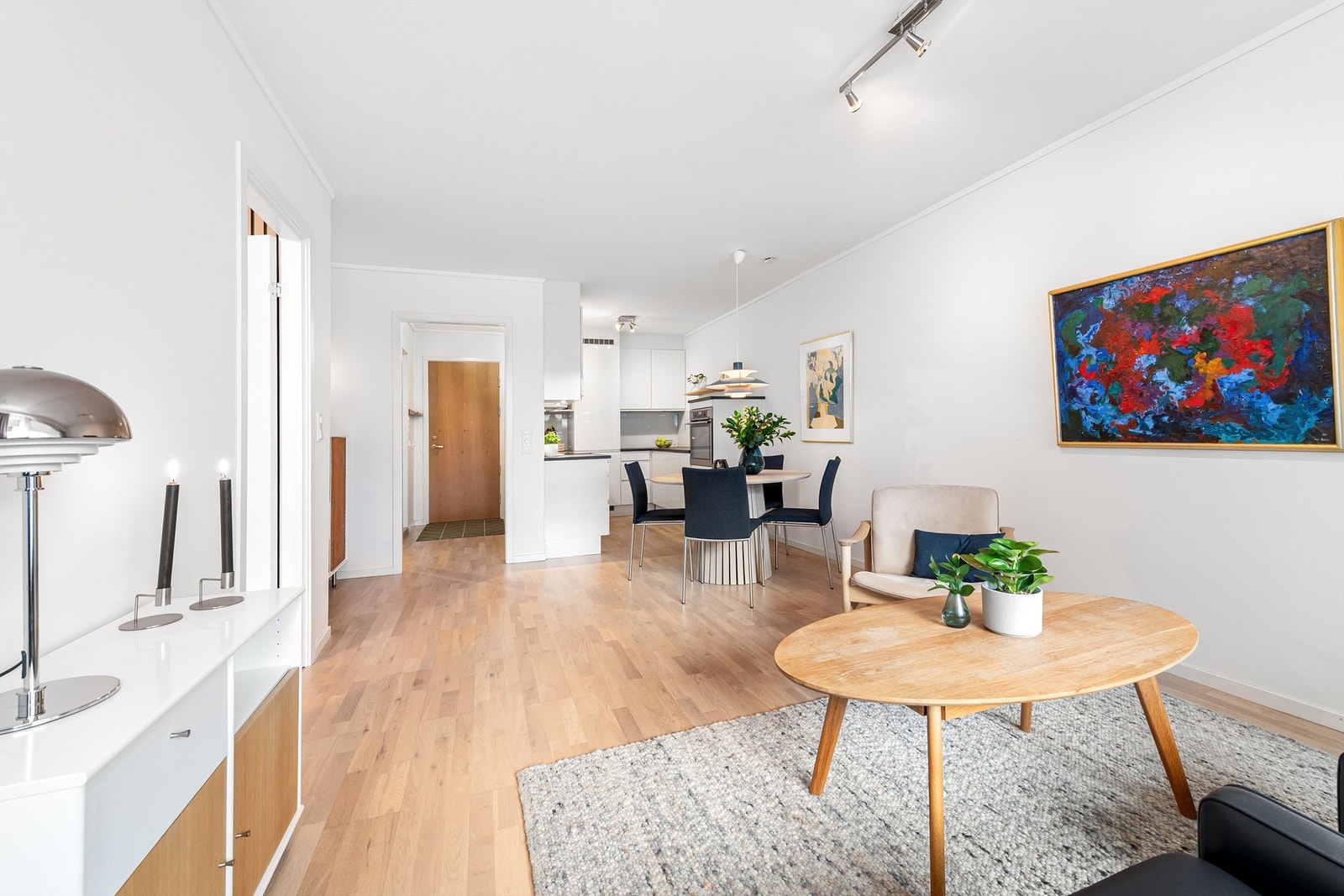 Fra stue mot kjøkken og gang Galleribilde