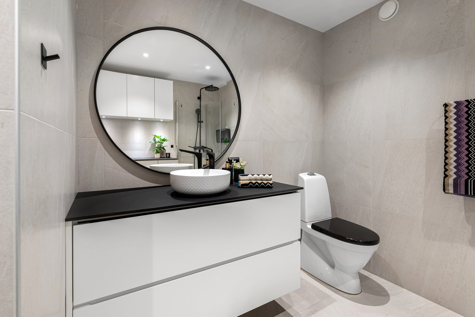 Innredning med skuffer og ovenpåliggende servant i bad Galleribilde