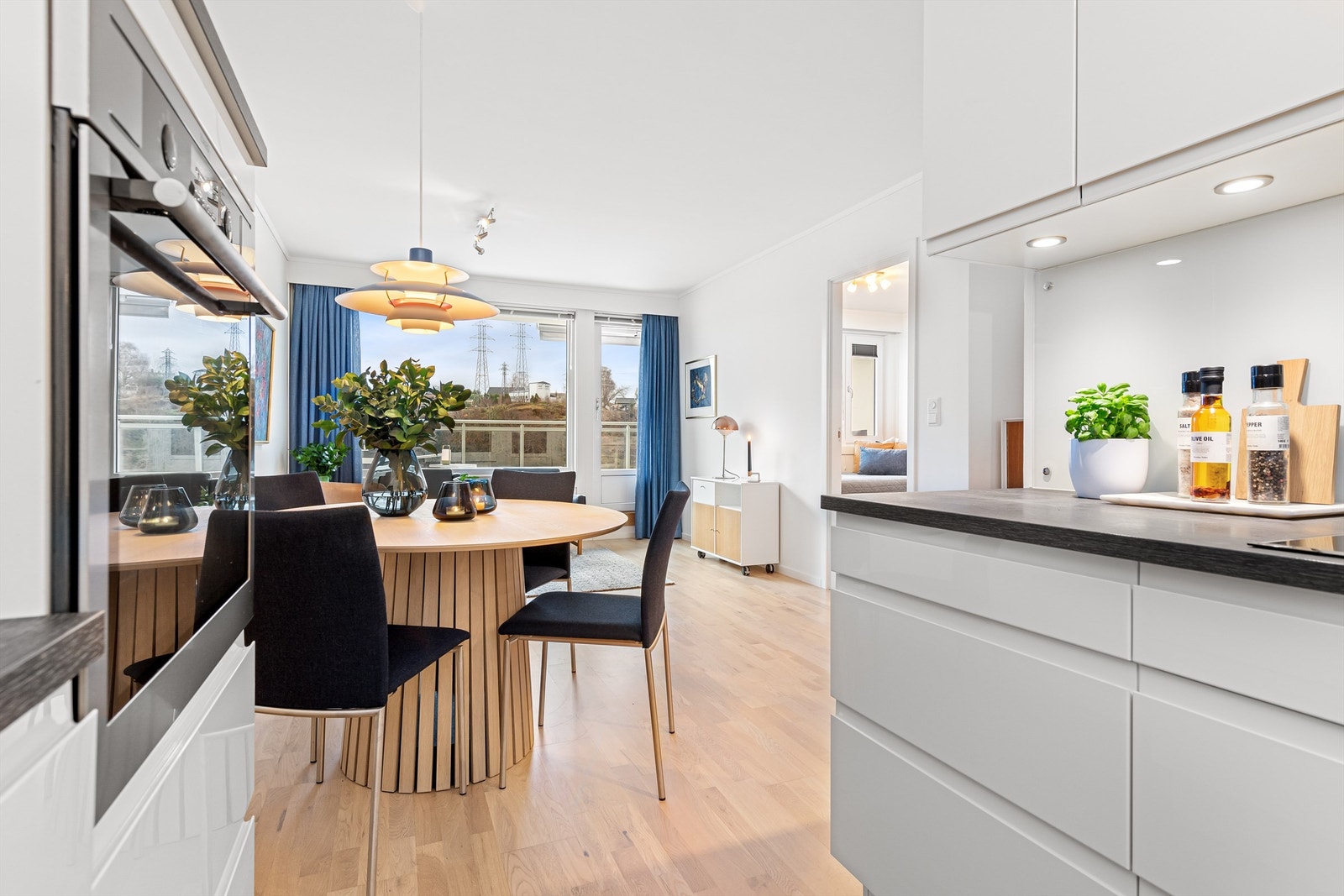 Integrert stekeovn, induksjonstopp fra AEG,oppvaskmaskin og kjøleskap med fryser. Uttrekkbar ventilator i overskap. Varmtvannsbereder plassert under kjøkkenbenk. Det er montert glassplate mellom kjøkkenbenk og overskap Galleribilde