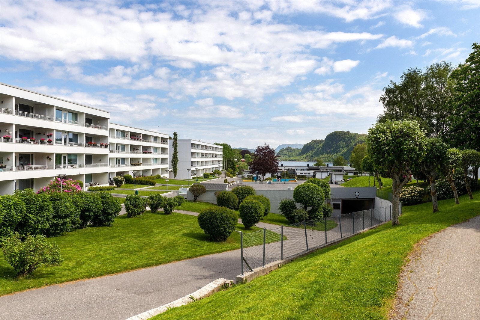Det er nedkjøring til felles garasjeanlegg under fellesområdet Galleribilde