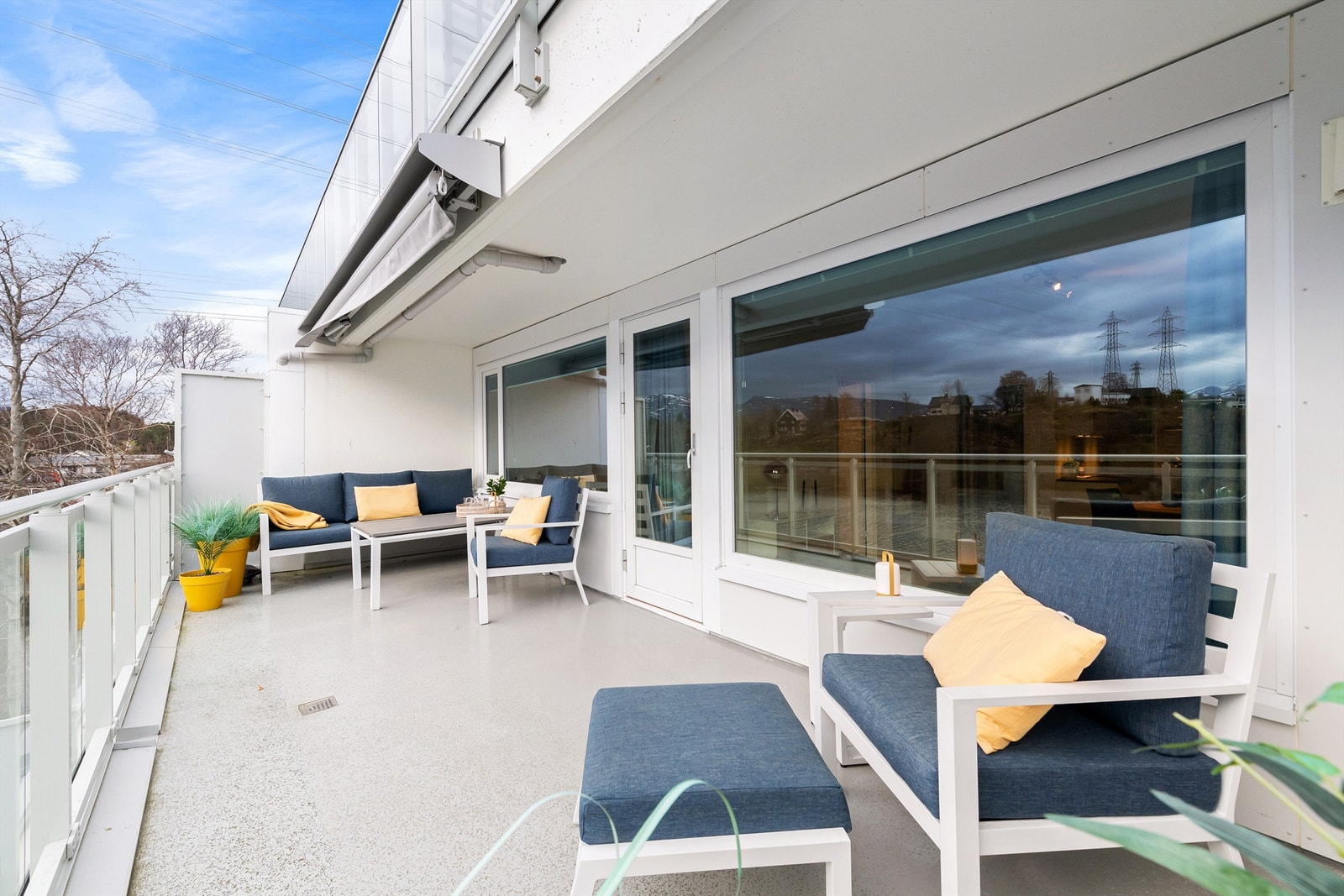 Flott romslig terrasse med god plass til flere sittegrupper og soner Galleribilde