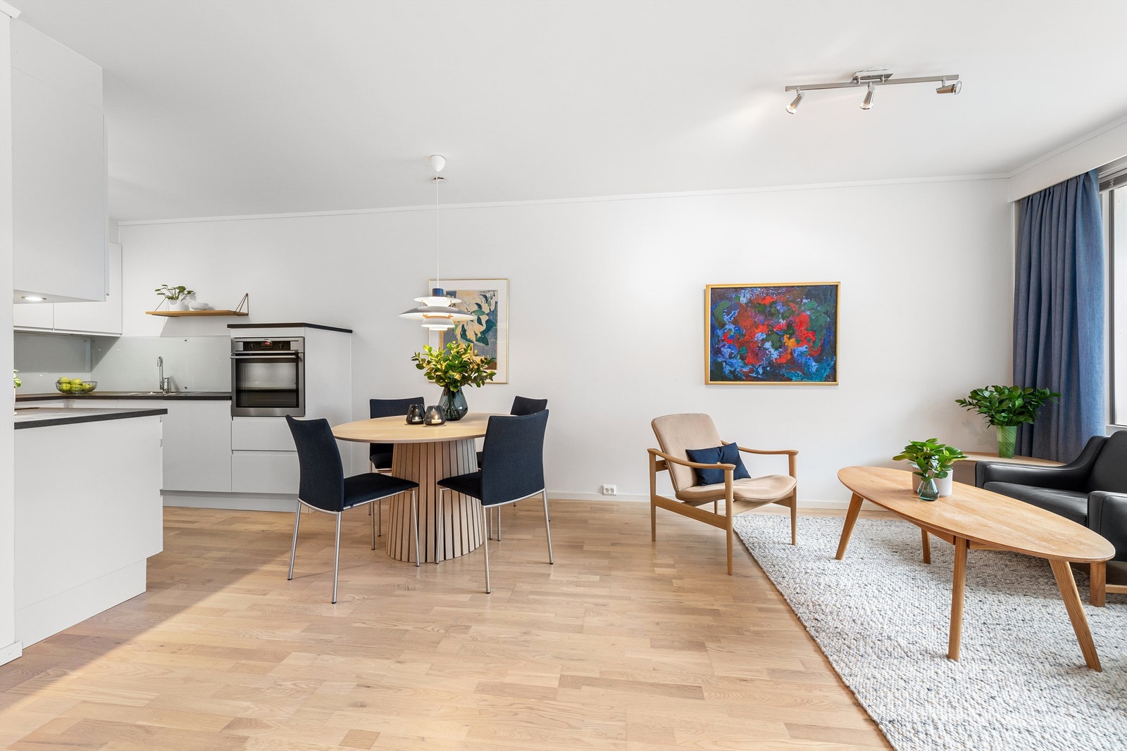 Stuen har åpen løsning til kjøkken og det er god plass til både sofagruppe og spisebord Galleribilde