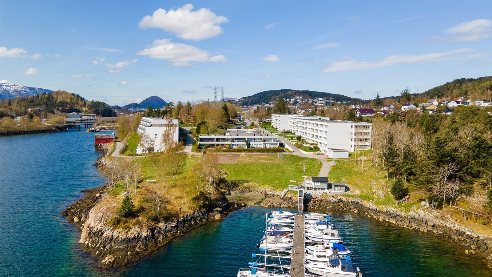 Dronebilde av borettslaget og det flotte beliggenhetene sett fra øst mot vest. Det er felles småbåthavn som tilhører borettslaget Galleribilde