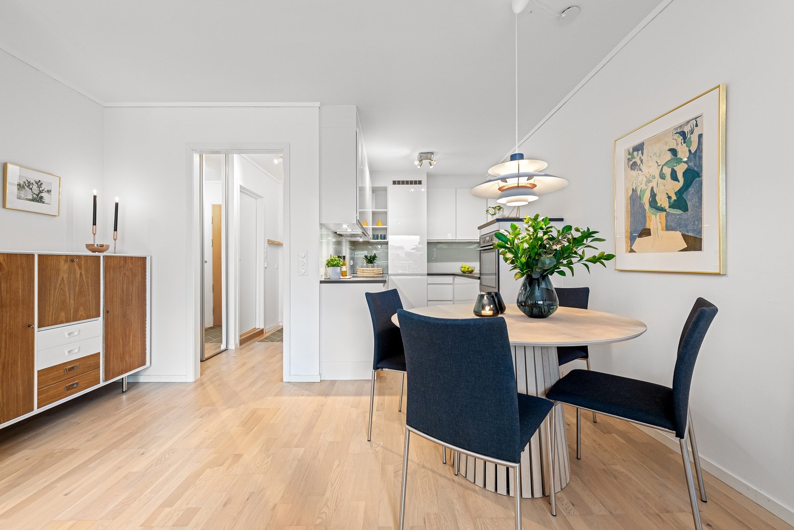 Det er god plass til spisebord i tilknytning til kjøkken Galleribilde