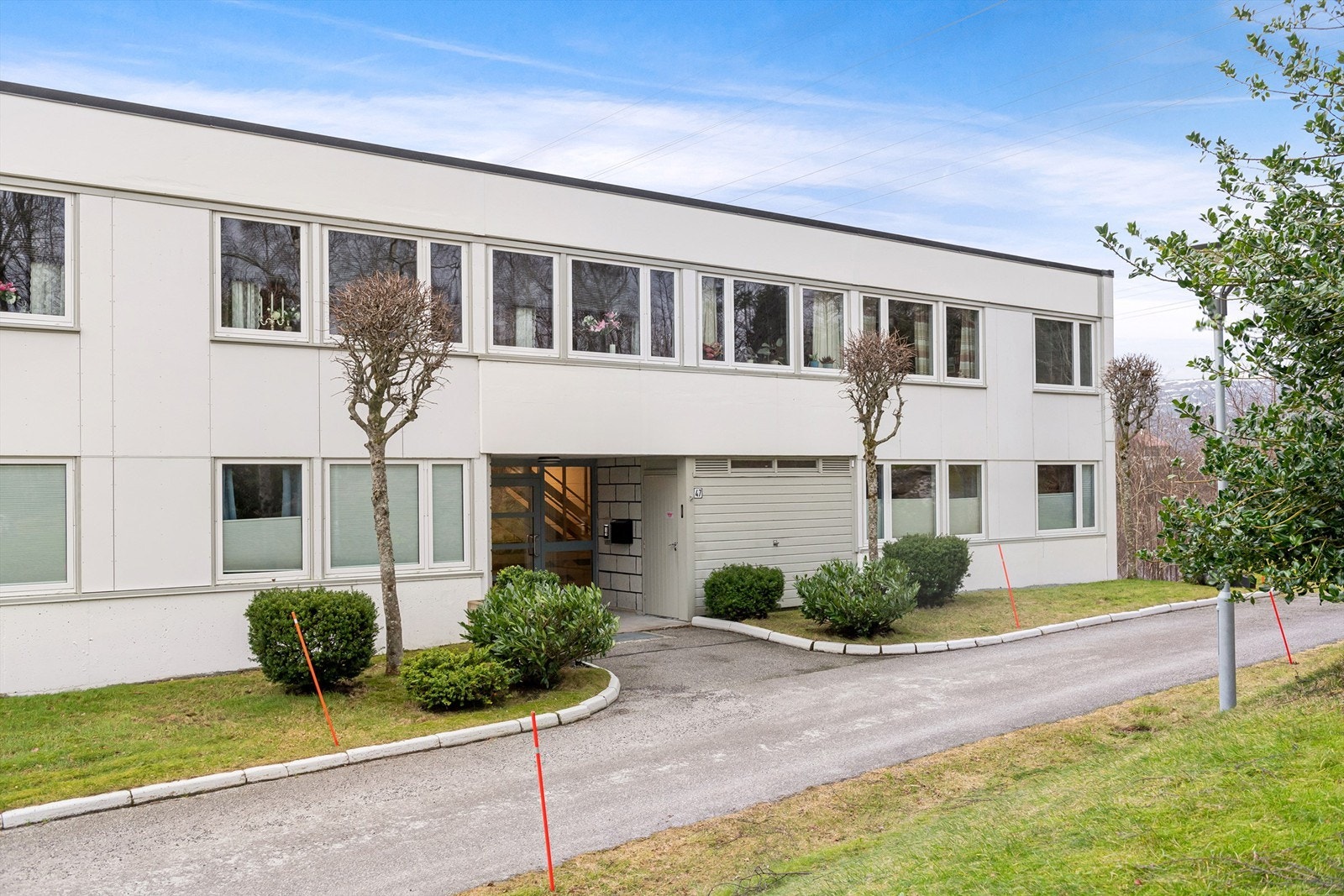 Utvendig inngangsparti og trappefri adkomst til leiligheten. Det er inngangen nærmest byen! Galleribilde