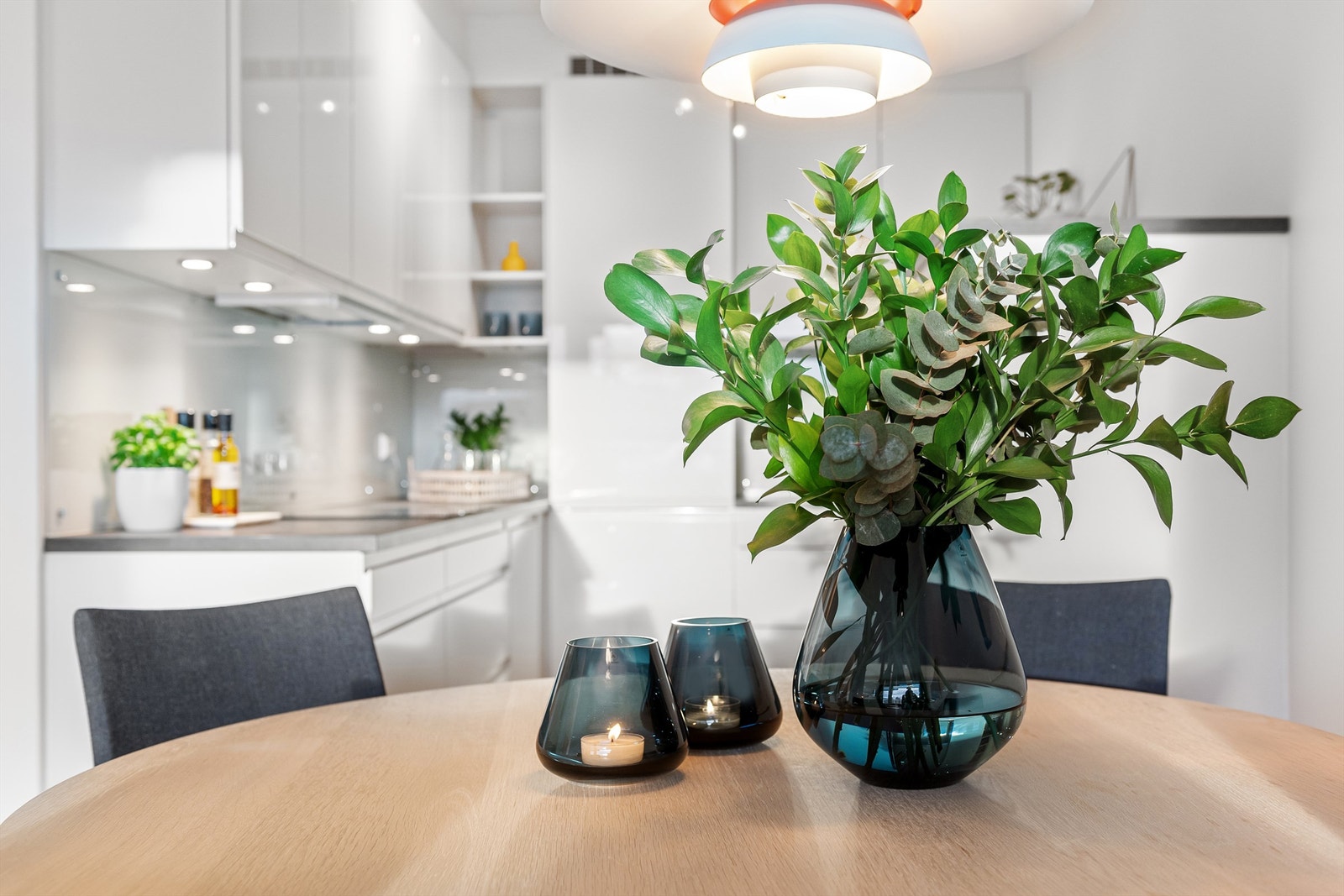 Fra spiseplass mot kjøkken. Det er spotter i kjøkkeninnredning Galleribilde