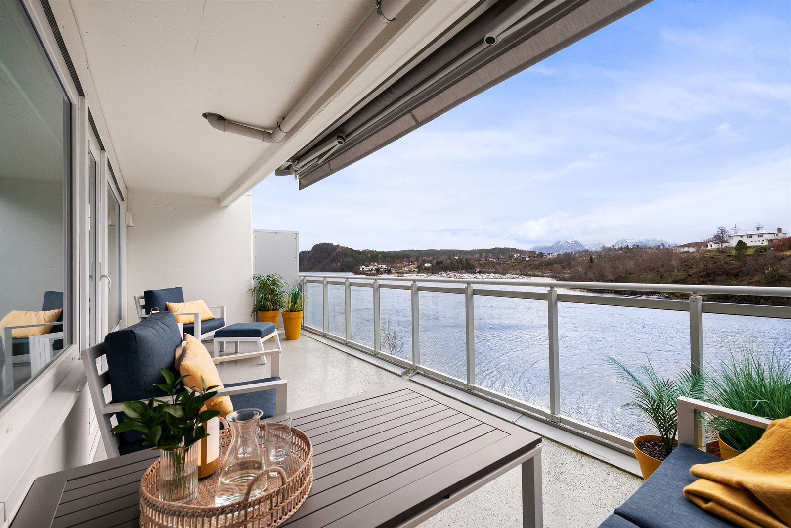 Dels overbygd terrasse mot syd med glassrekkverk og markise - flott utsikt mot sjøen Galleribilde