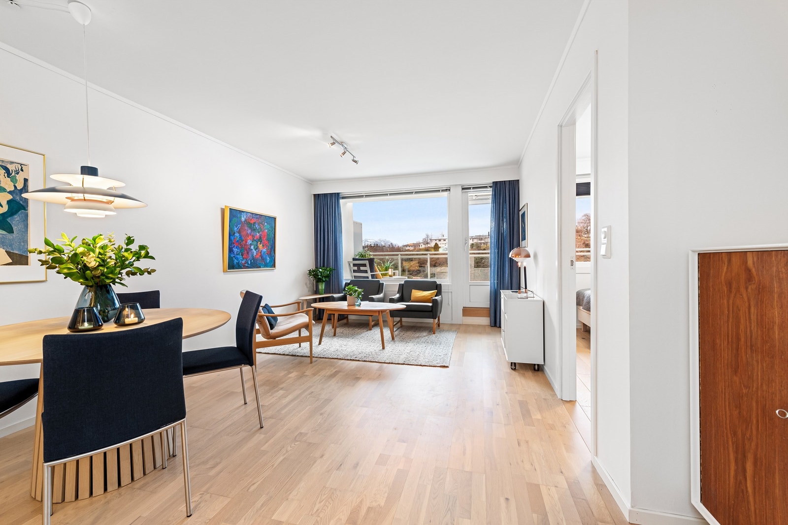 Stue og kjøkken med lyse overflater og utgang til sydvendt terrasse Galleribilde