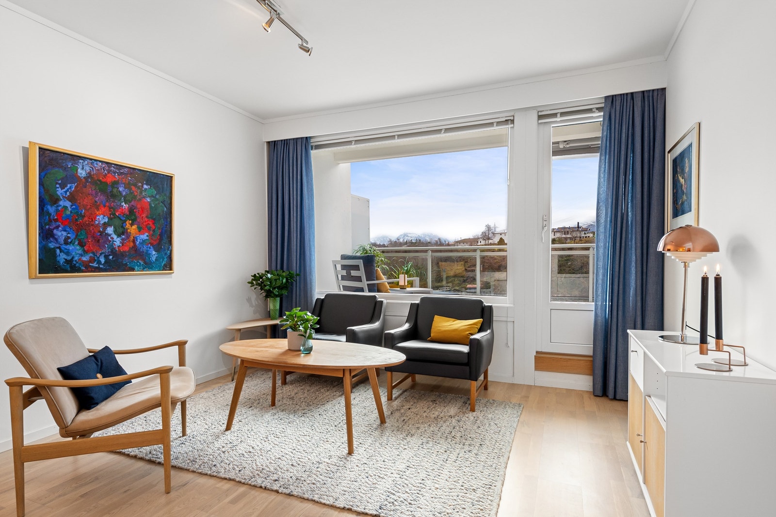 Det er utgang fra stuen til sydvendt delvis overbygd terrasse på 16 m2 Galleribilde