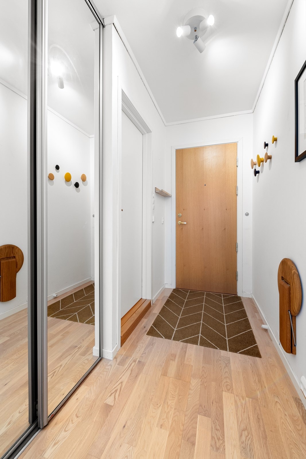 Entre/gang med speilskyvedørsgarderobe som gir en god romfølelse Galleribilde