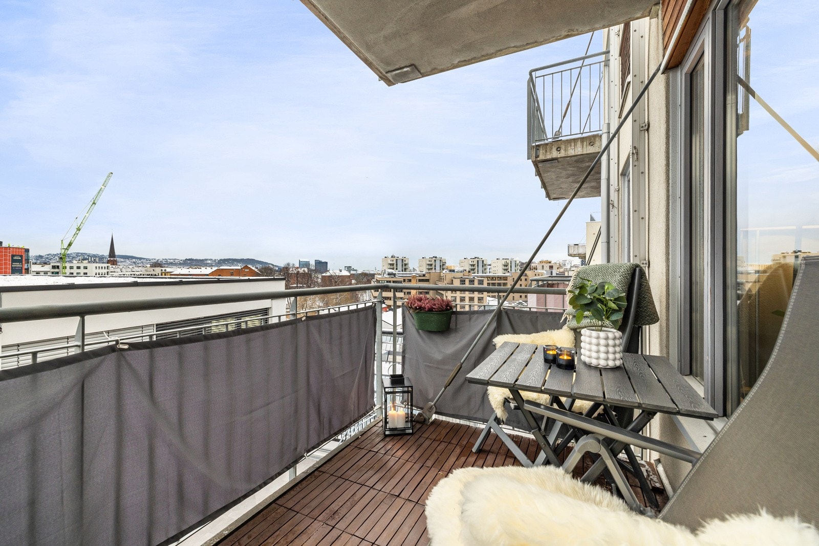 Fra stuen har du utgang til stor balkong (5m²) med plass til sittegruppe og grill. Galleribilde