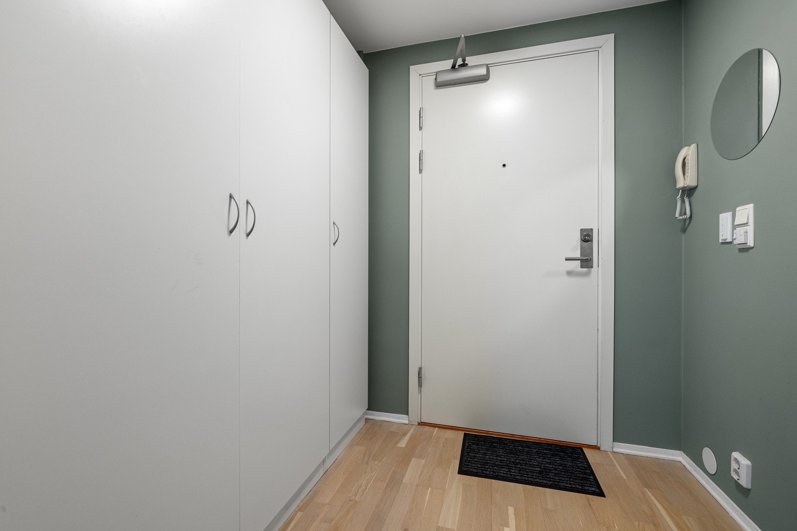 Innbydende inngangsparti med god plass til sko og yttertøy i garedrobeskap. Galleribilde