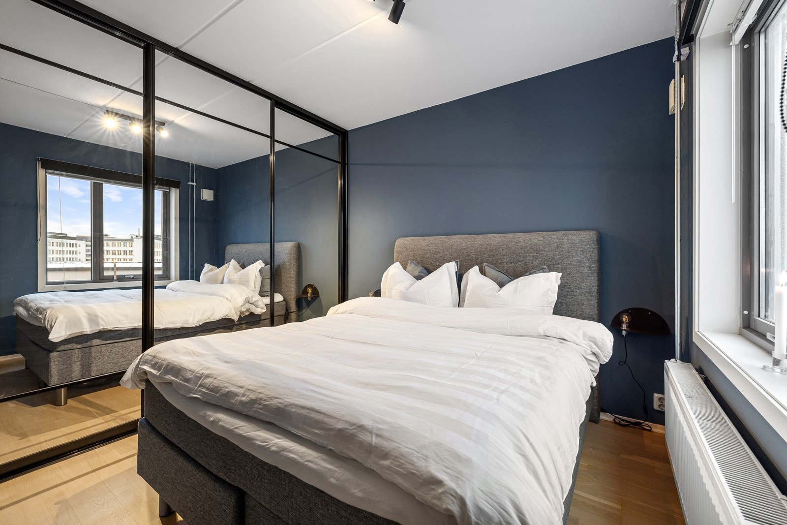 Stort skyvedørsgarderobe fra 2020, som gir rikelig med plass til oppbevaring. Galleribilde