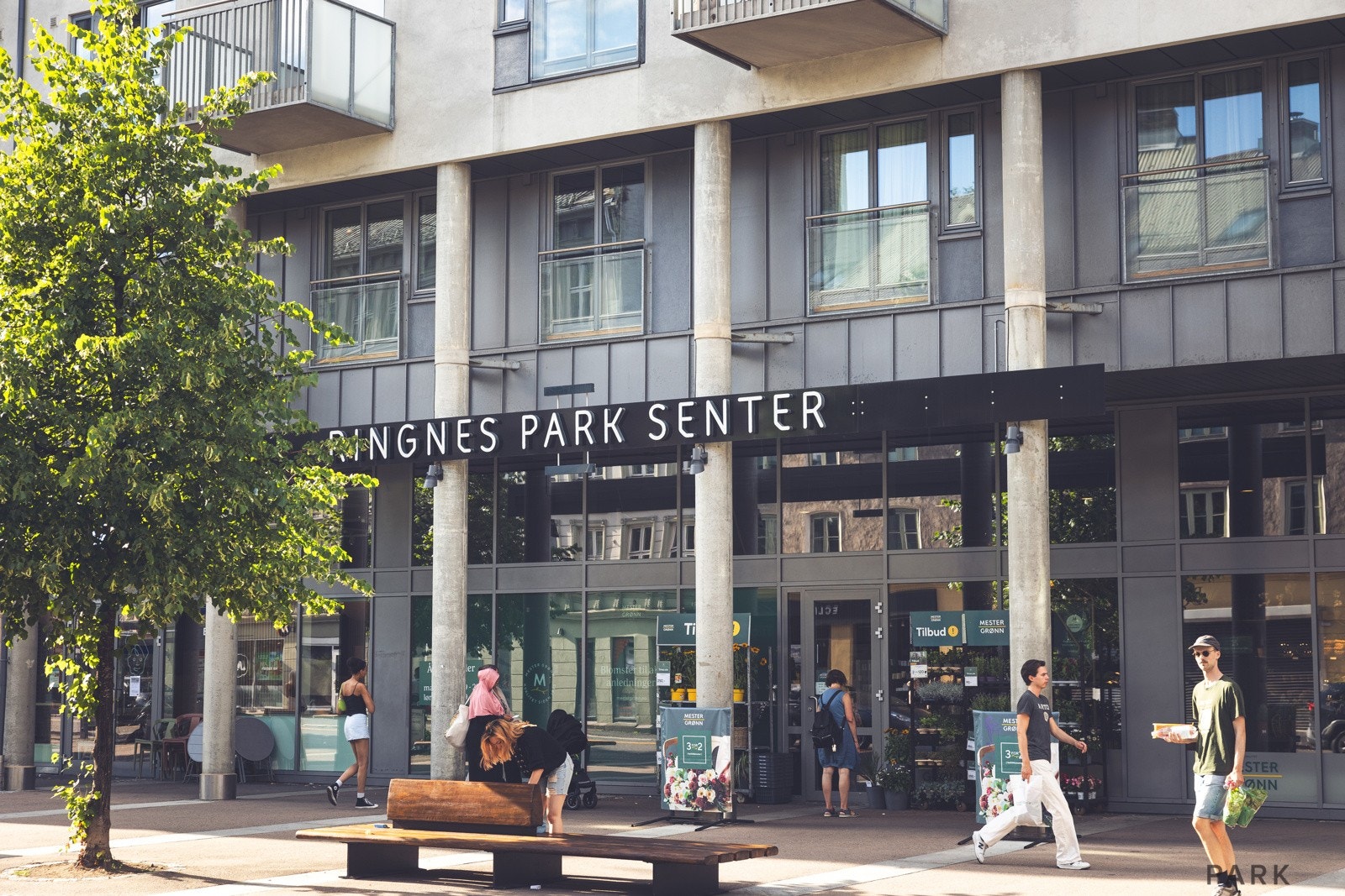 Ringen Park Senter er et moderne kjøpesenter i Oslo, kjent for sitt varierte utvalg av butikker, serveringssteder og tjenester som passer for hele familien. Galleribilde