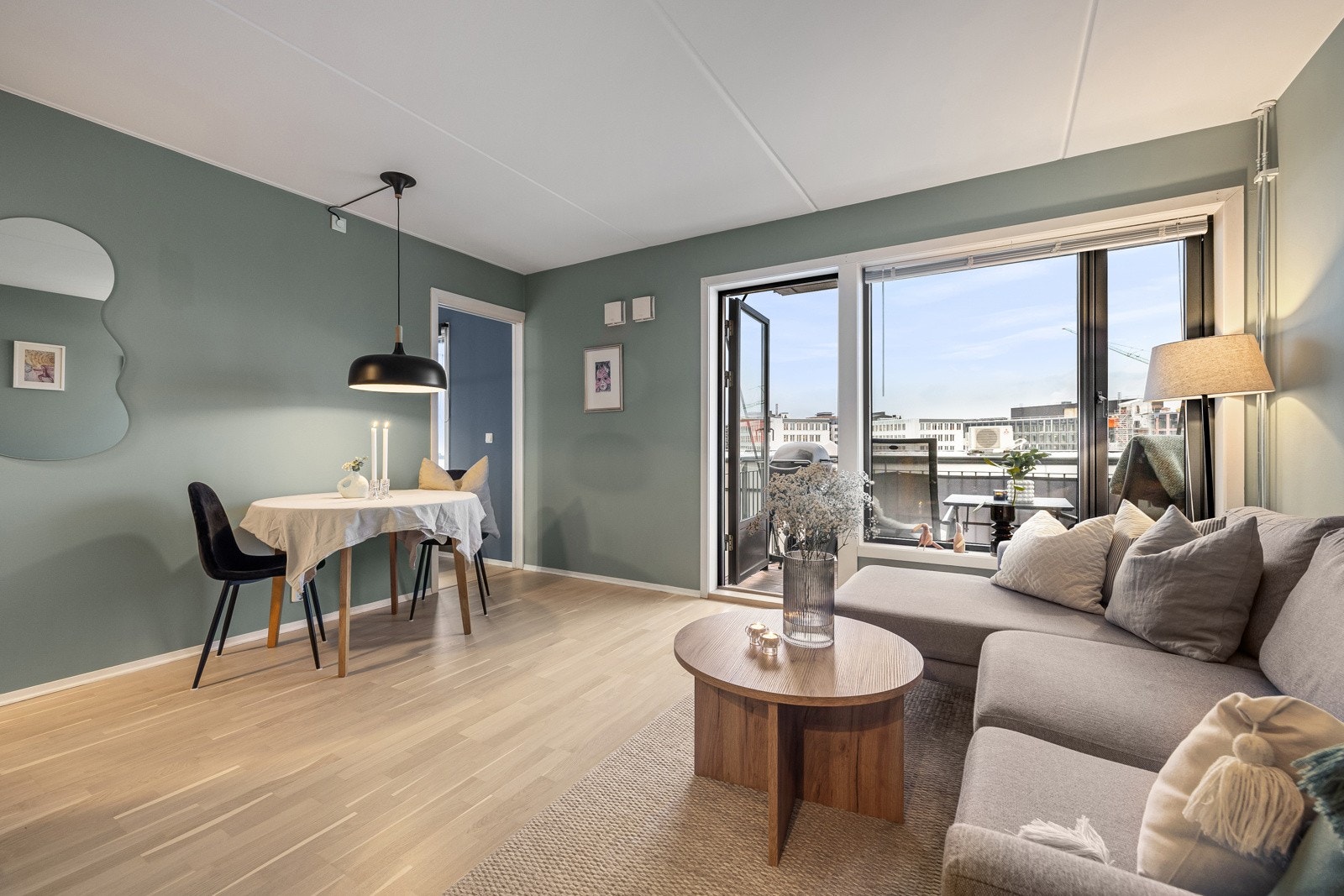 Rommet er lett å møblere og har god plass til sofa og TV med tilhørende møblement, samt spisebord. Galleribilde