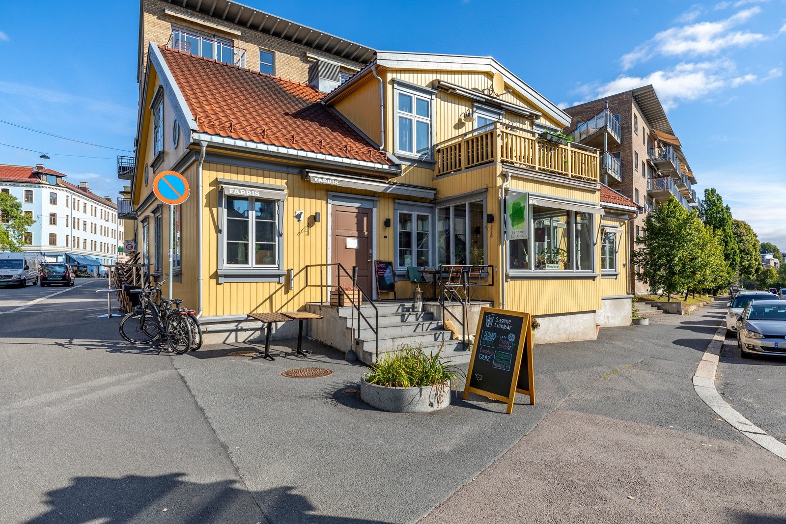 Sagene Lunsjbar er en koselig kafé på Sagene i Oslo, kjent for sin nostalgiske atmosfære og tradisjonelle norske retter, som karbonadesmørbrød og rømmegrøt, servert med en hjemmekoselig touch. Galleribilde