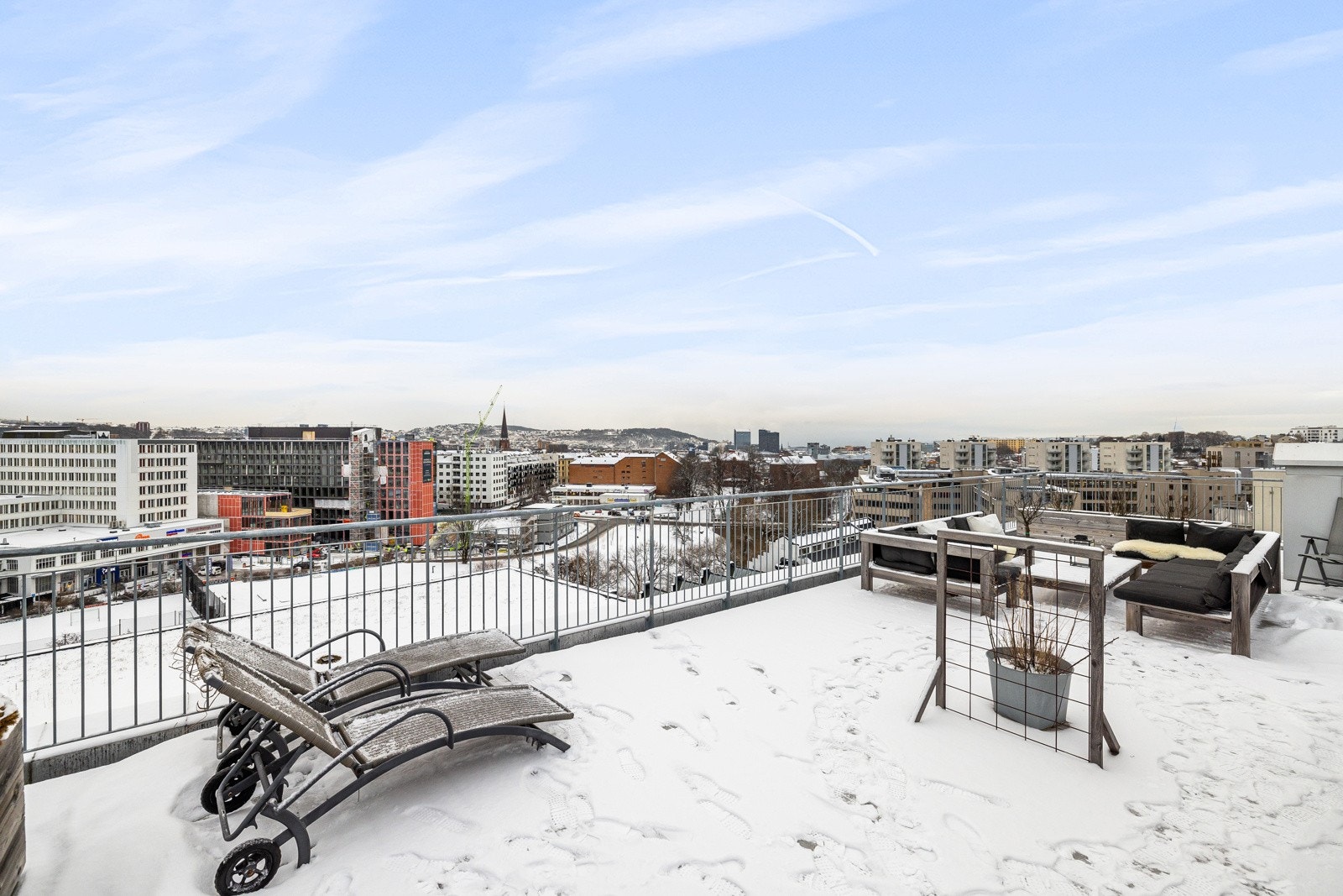 Stor takterrasse, hvor du kan nyte solen og den flotte utsikten fra morgen til kveld. Galleribilde