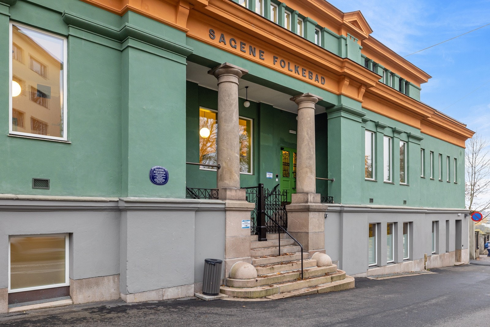Sagene Folkebad er et tradisjonsrikt bad i Oslo som tilbyr svømmebasseng, badstue og et avslappende miljø, perfekt for både trening og velvære. Galleribilde