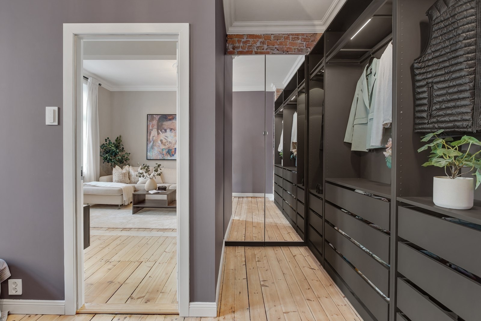 Fra stuen er det adkomst til soverommet. Legg merke til den smarte garderobeløsningen som fungerer som walk-in-closet Galleribilde