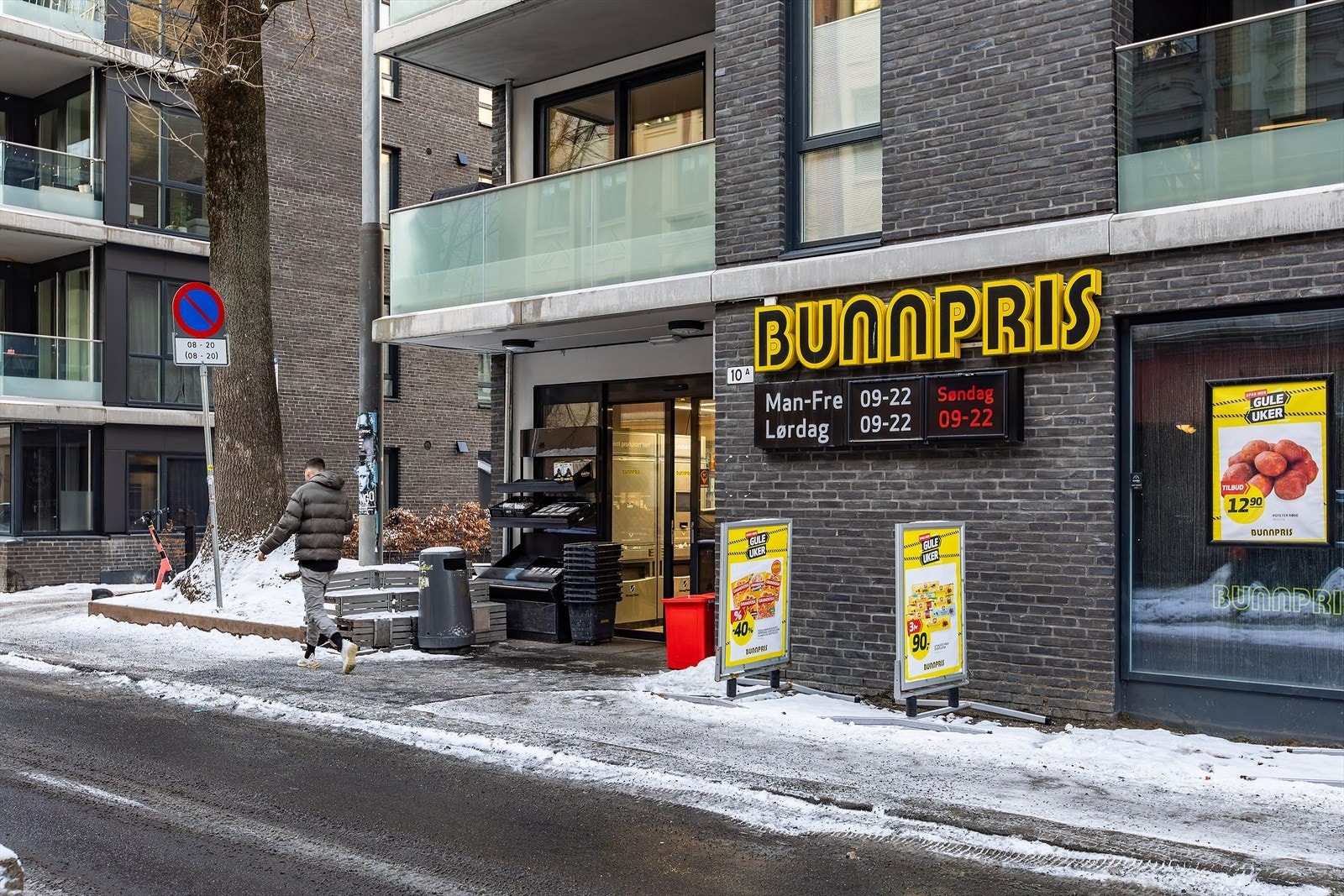 Leiligheten ligger meget sentralt og har kort vei til alt av servicefasiliteter og offentlig kommunikasjon Galleribilde