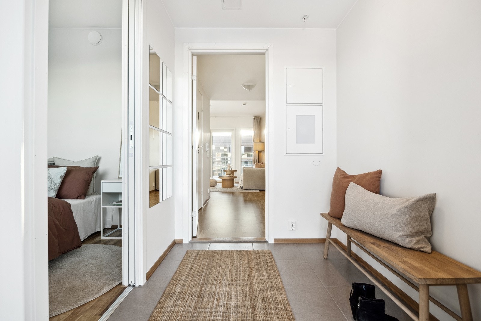 Det er skyvedør mellom soverom og entré som er plassbesparende. Galleribilde