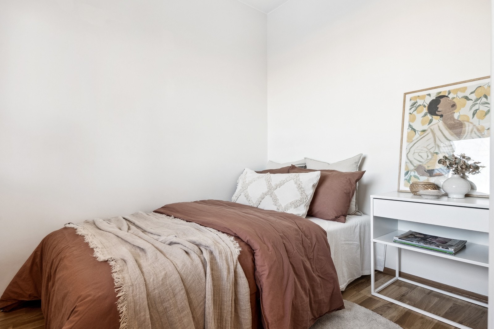 Soverommet er på 5,5 kvm, og det er god plass til dobbeltseng og nattbord. Galleribilde