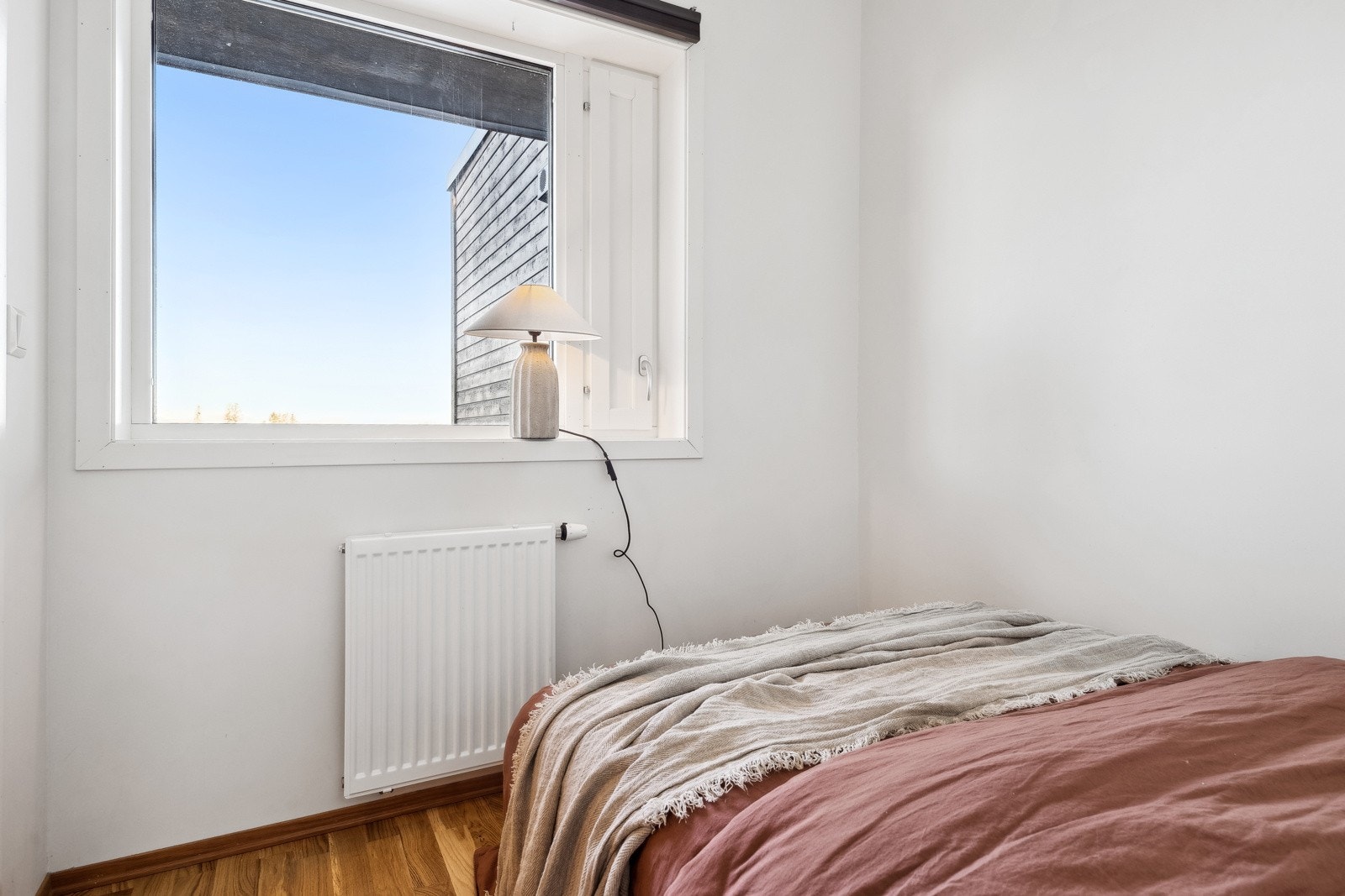 Soverommet vender ut mot rolig svalgang. Galleribilde