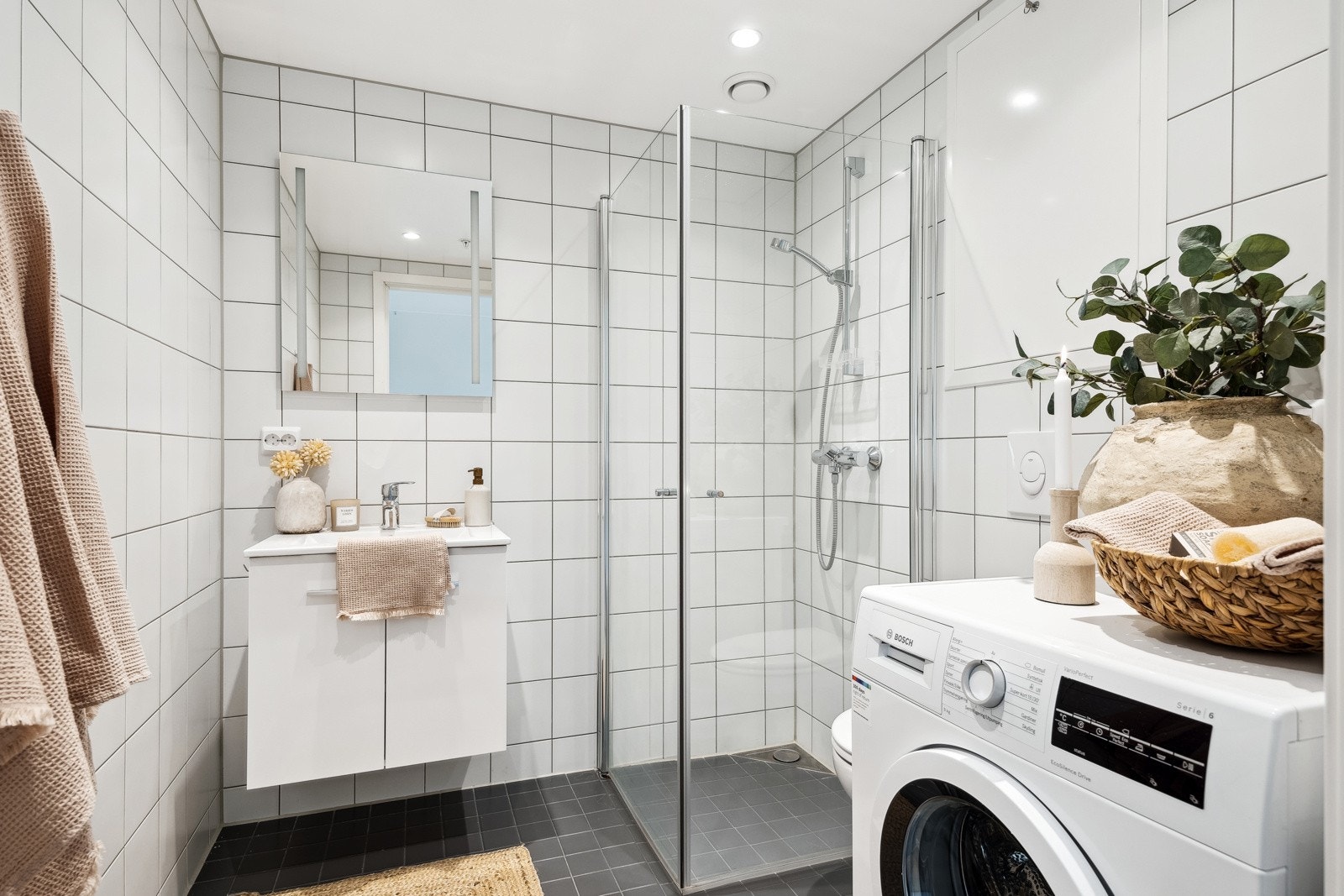 Flott flislagt bad på 4 m² med gulvvarme. Galleribilde