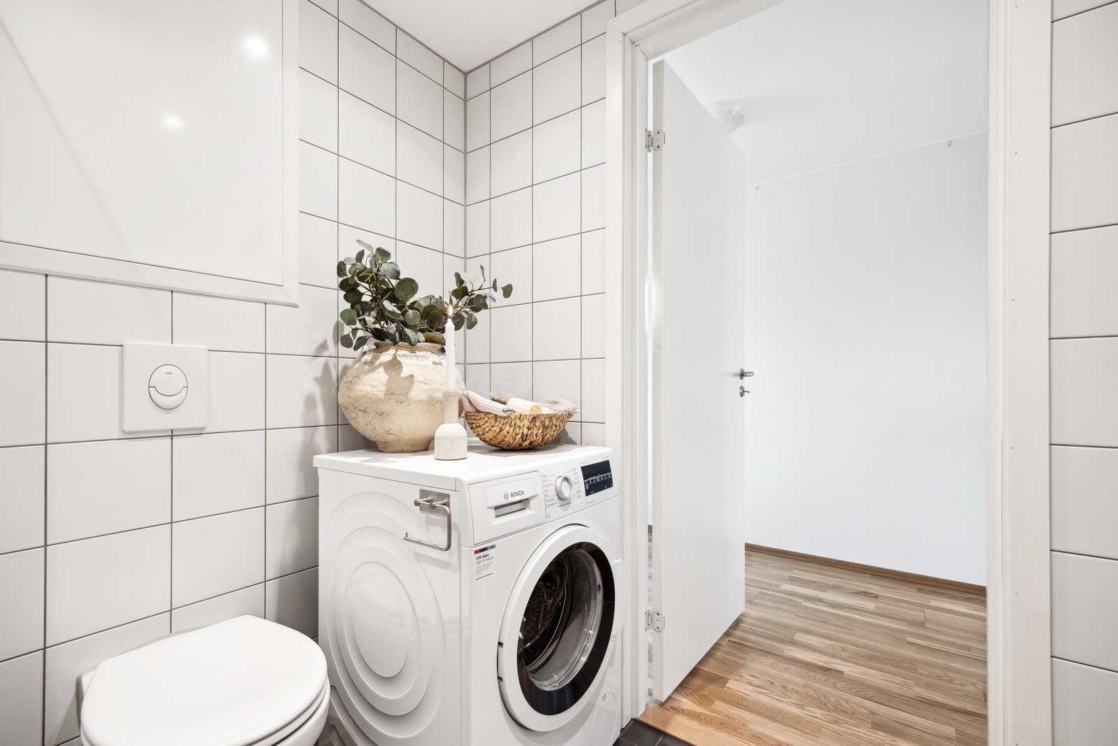 Baderommet har vegghengt klosett og dusjnisje. Opplegg for vaskemaskin. Galleribilde