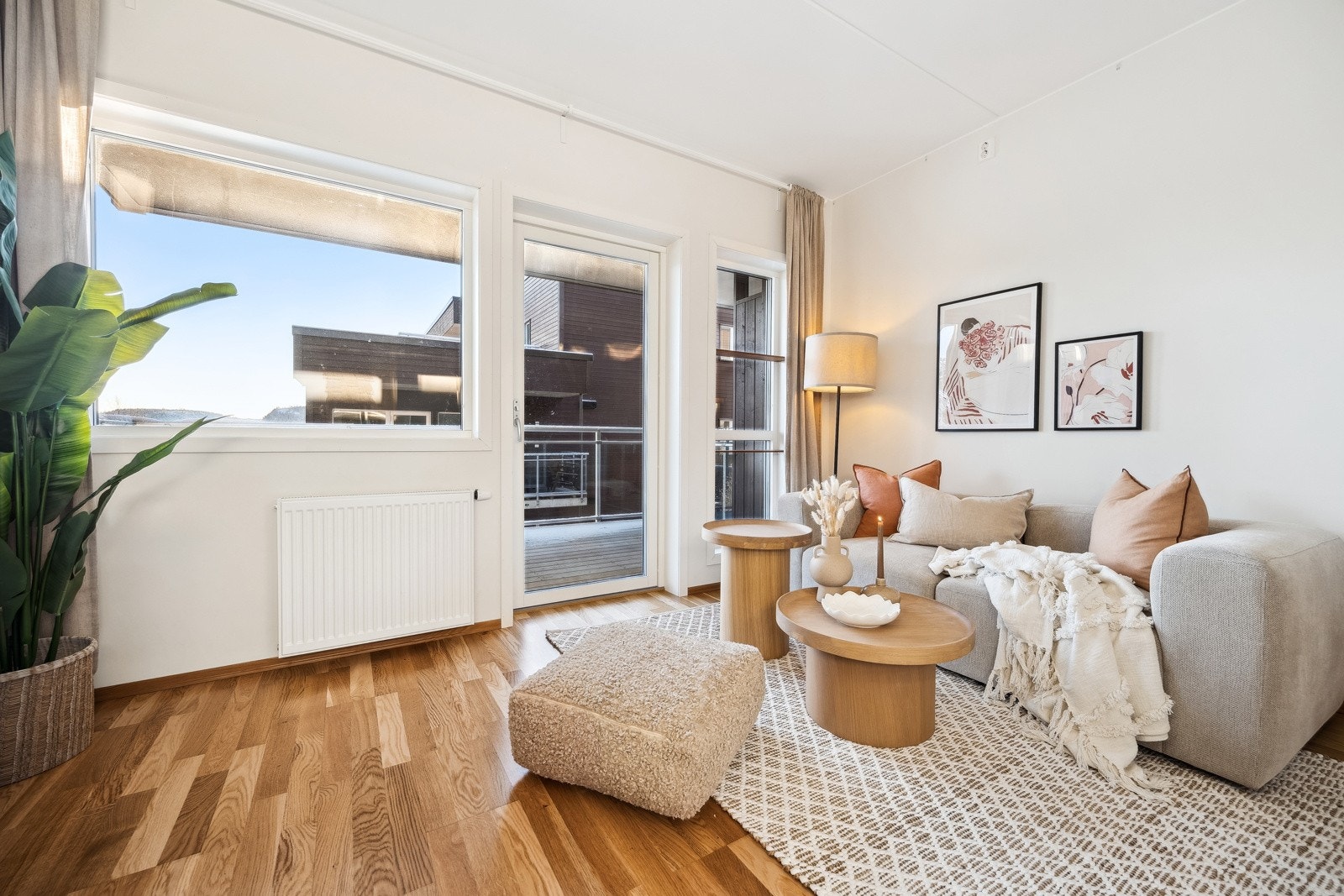 Leiligheten varmes opp ved fjernvarme, dette gir både reduserte energikostnader og en jevn temperatur. Galleribilde