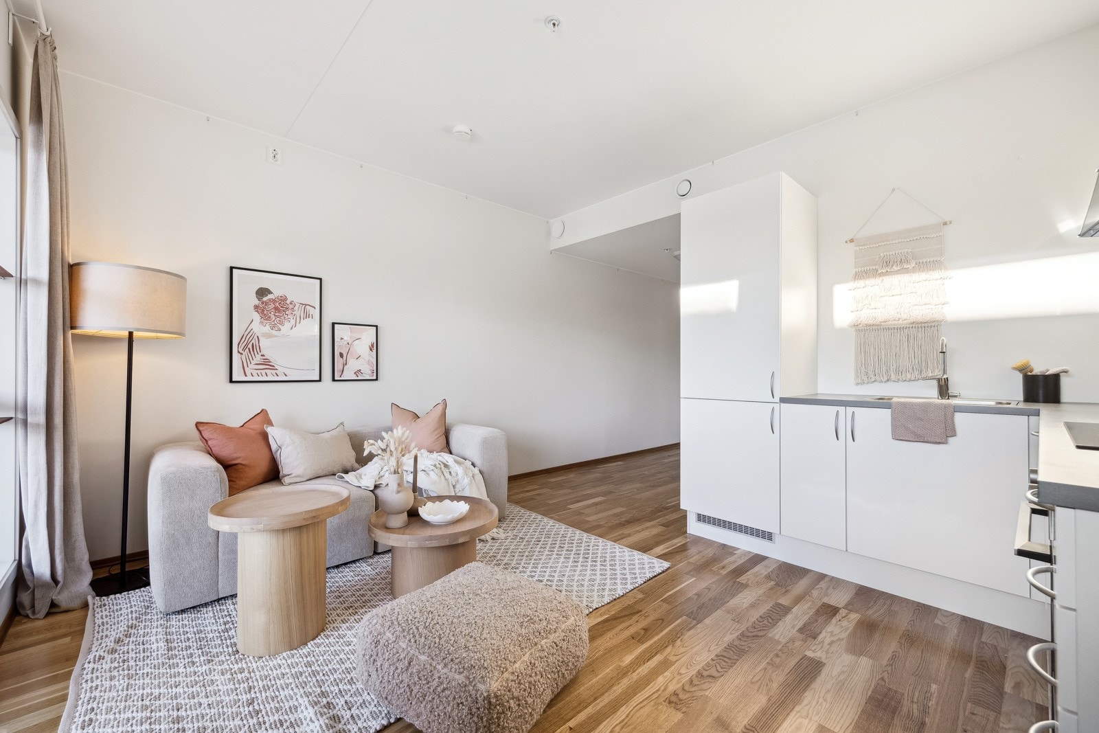 Store vindusflater slipper rikelig inn med dagslys i leiligheten. I stue og kjøkken er takhøyden målt til 2,59 meter. Galleribilde