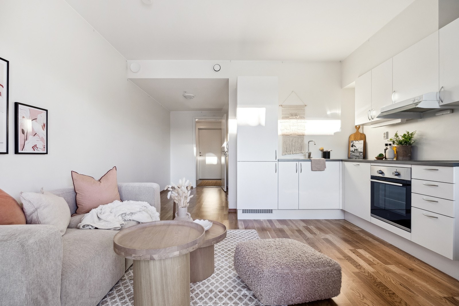 Åpen stue- og kjøkkenløsning med moderne interiør og lyse overflater. Her er det lagt til rette for et hyggelig hjemmemiljø! Galleribilde